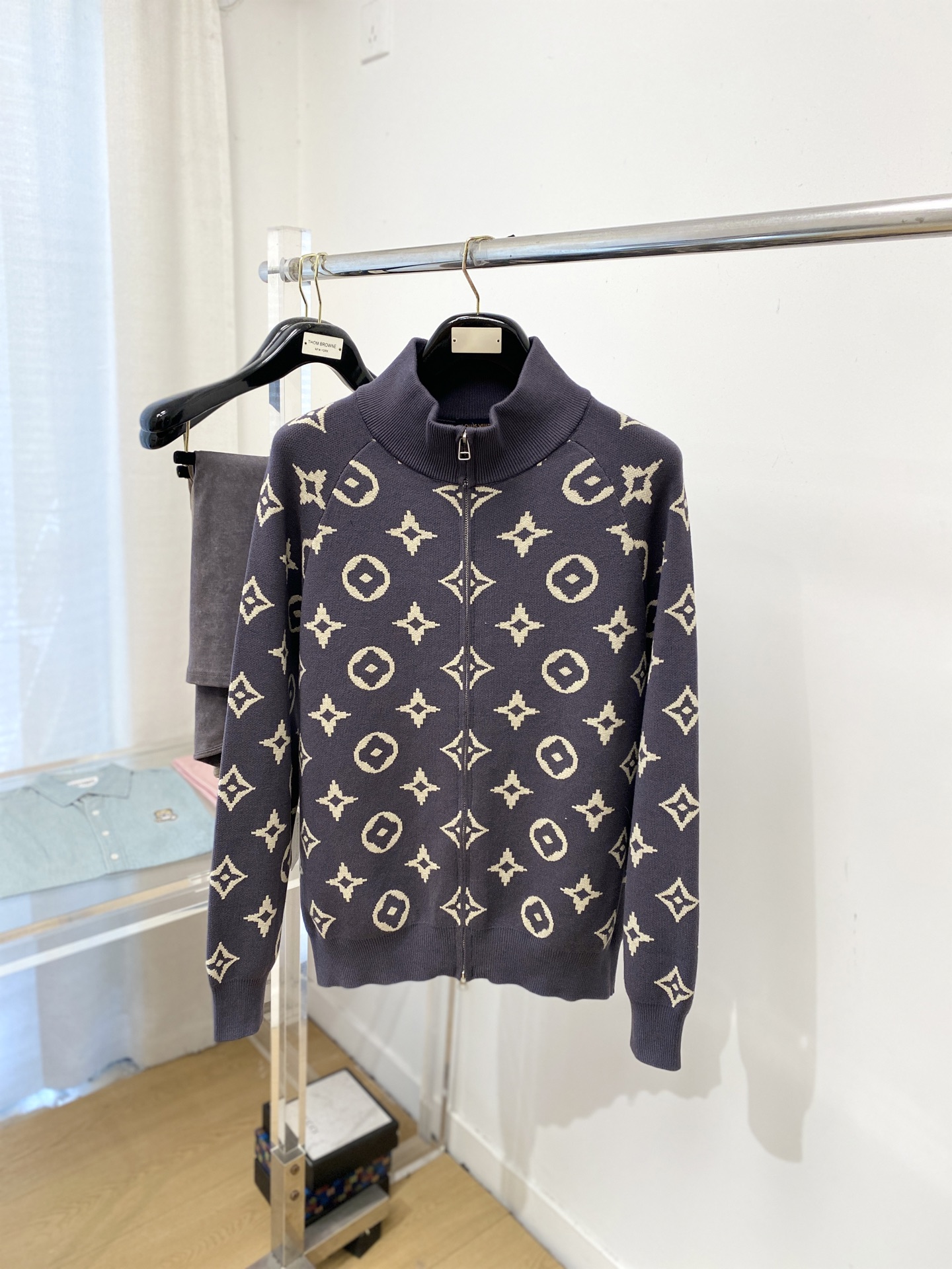 NO:622392,Louis Vuitton, 2025 new wool sweater jacket has a delicate and soft feel, which can be directly contacted with the skin, allowing the warm yarn to change into a delicate texture. The top-notch craftsmanship is very distinctive and colorful, and the style is simple, elegant and exquisite. The three-dimensional tailoring design makes the entire sweater upper body full of youthful vitality and vitality. It is recommended to be a must-have for autumn and winter. Sizes M-3XL, Louis Vuitton, jackets & coats, sweaters, alexander wang19860909路易威登、2025新品羊毛衣外套 具有手感细腻柔软,可直接与肌肤接触,让暖心的纱线变化出细腻的质感,顶级工艺极具特色出彩,款式简约大方精美 立体剪裁的版型设计,让整款毛衣上身尽显青春活力和朝气,推荐款秋冬季穿搭必备.尺码M-3XL,,louis vuitton,jackets & coats,sweaters,alexander wang,Men's clothing