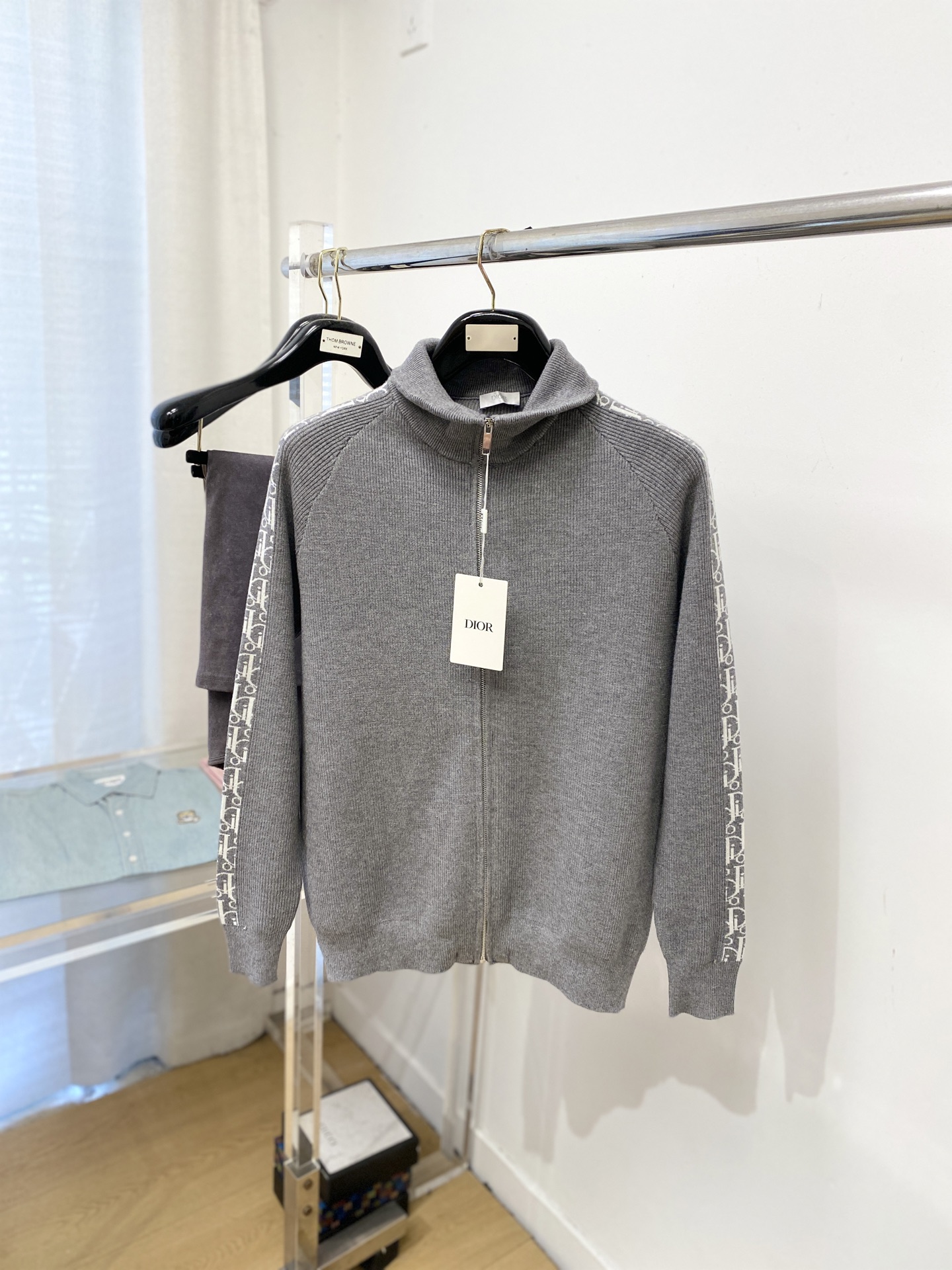 NO:622435,Dior, 2025 new wool sweater jacket has a delicate and soft feel, which can be directly contacted with the skin, allowing the warm yarn to change into a delicate texture. The top-notch craftsmanship is very distinctive and colorful, and the style is simple, elegant and exquisite. The three-dimensional tailoring design makes the entire sweater upper body full of youthful vitality and vitality. It is recommended to be a must-have for autumn and winter. Sizes M-3XL, dior, jackets & coats, sweaters, alexander wang19860909迪奥、2025新品羊毛衣外套 具有手感细腻柔软,可直接与肌肤接触,让暖心的纱线变化出细腻的质感,顶级工艺极具特色出彩,款式简约大方精美 立体剪裁的版型设计,让整款毛衣上身尽显青春活力和朝气,推荐款秋冬季穿搭必备.尺码M-3XL,,dior,jackets & coats,sweaters,alexander wang,Men's clothing