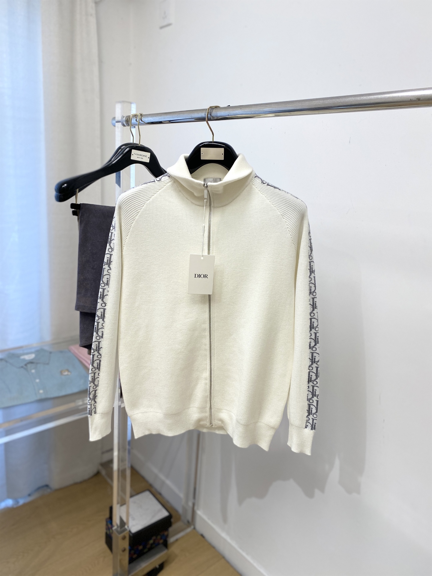 NO:622430,Dior, 2025 new wool sweater jacket has a delicate and soft feel, which can be directly contacted with the skin, allowing the warm yarn to change into a delicate texture. The top-notch craftsmanship is very distinctive and colorful, and the style is simple, elegant and exquisite. The three-dimensional tailoring design makes the entire sweater upper body full of youthful vitality and vitality. It is recommended to be a must-have for autumn and winter. Sizes M-3XL, dior, jackets & coats, sweaters, alexander wang19860909迪奥、2025新品羊毛衣外套 具有手感细腻柔软,可直接与肌肤接触,让暖心的纱线变化出细腻的质感,顶级工艺极具特色出彩,款式简约大方精美 立体剪裁的版型设计,让整款毛衣上身尽显青春活力和朝气,推荐款秋冬季穿搭必备.尺码M-3XL,,dior,jackets & coats,sweaters,alexander wang,Men's clothing