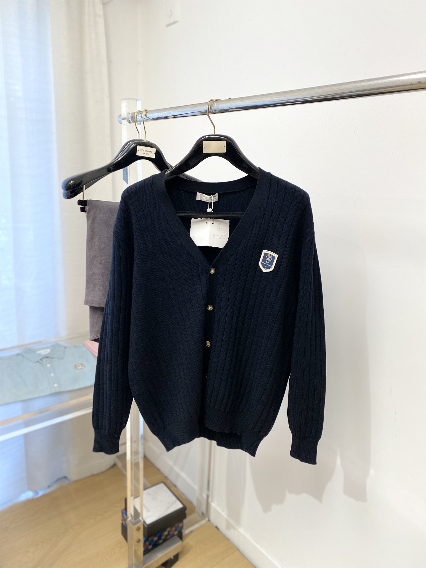 NO:622424,Brunello Cucinelli, 2025 new cardigan sweater jacket has a delicate and soft feel, which can be directly in contact with the skin, allowing the warm yarn to change into a delicate texture. The top-notch craftsmanship is very distinctive and colorful, and the style is simple, elegant and exquisite. The three-dimensional tailoring design makes the entire sweater upper body full of youthful vitality and vitality. It is recommended as a must-have for autumn and winter. Sizes M-3XL, brunello cucinelli, jackets &  coats,sweaters,alexander wang19860909Brunello Cucinelli、2025新品开衫羊毛衣外套 具有手感细腻柔软,可直接与肌肤接触,让暖心的纱线变化出细腻的质感,顶级工艺极具特色出彩,款式简约大方精美 立体剪裁的版型设计,让整款毛衣上身尽显青春活力和朝气,推荐款秋冬季穿搭必备.尺码M-3XL,,brunello cucinelli,jackets & coats,sweaters,alexander wang,Men's clothing