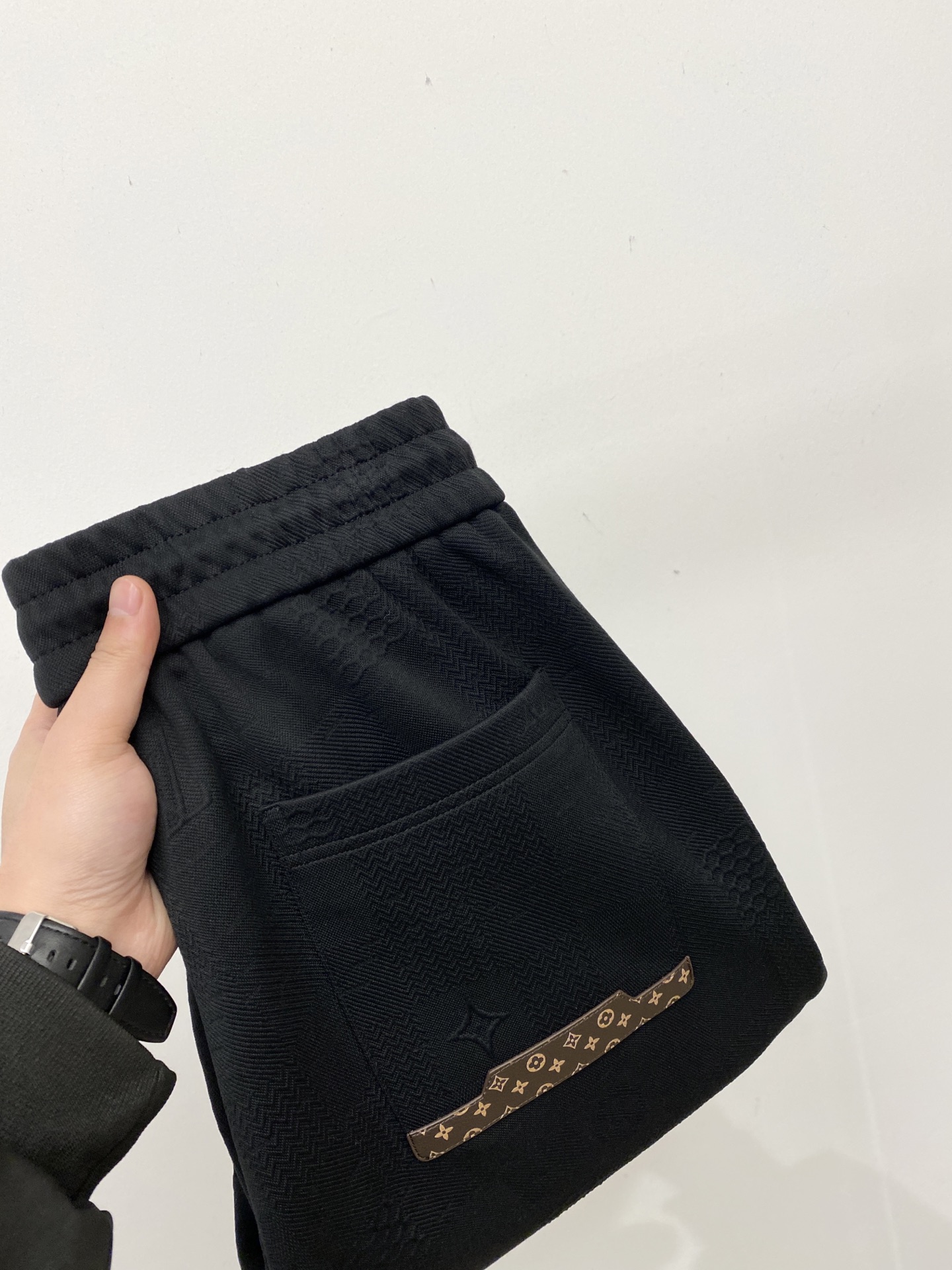 NO:654034,LV, 2025 popular casual pants, high elasticity, slimming, simple and versatile, popular style, fine workmanship, every stitch can be seen attentiveness, favorite of many celebrities and Internet celebrities, elongating body proportions!  Slightly elastic ^_^Comfortable fabric Details Body size M-3XL, Louis Vuitton, Alexander Wang19860909LV、2025爆款休闲裤 高弹显瘦必爆简约百搭爆款,做工精细,每一针都看得到用心,超多明星网红最爱 拉长身材比例哦！微弹 ^_^舒适面料 细节体码数M-3XL,,louis vuitton,alexander wang,Men's clothing