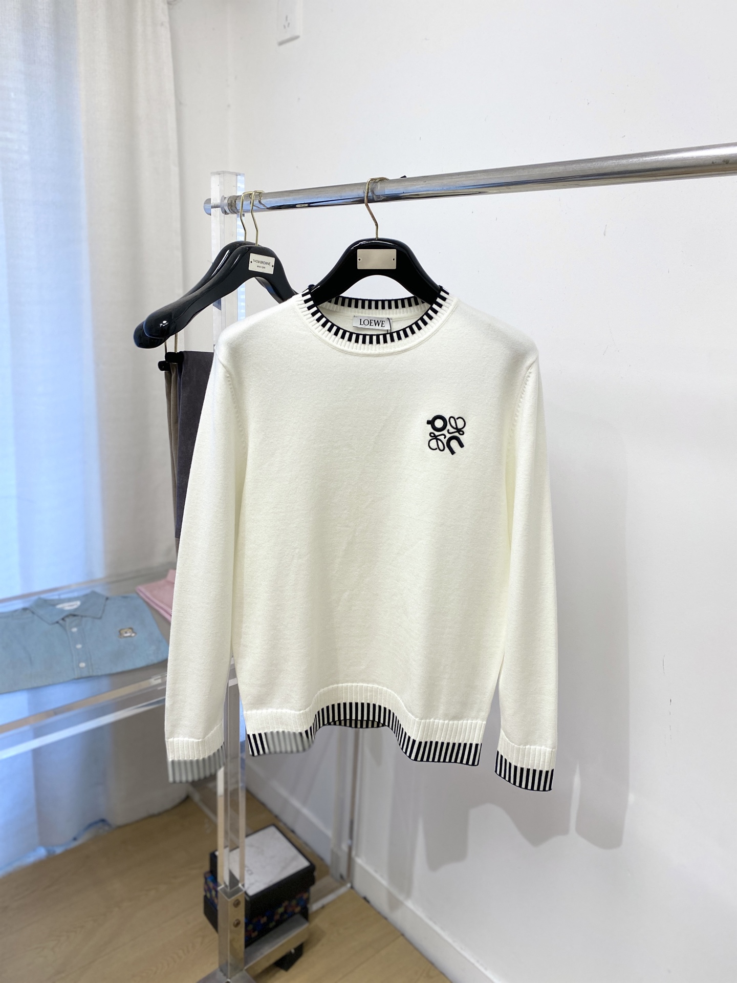 NO:622394,Loewe, the 2025 new woolen sweater, has a delicate and soft feel that can be directly contacted with the skin, allowing the warm yarn to change into a delicate texture. The top-notch craftsmanship is very distinctive, and the style is simple, elegant and exquisite. The three-dimensional tailoring design makes the entire sweater upper body full of youthful vitality and vitality. It is recommended to be a must-have for autumn and winter. Sizes M-3XL, loewe, sweaters, alexander wang19860909罗意威、2025新品羊毛衣 具有手感细腻柔软,可直接与肌肤接触,让暖心的纱线变化出细腻的质感,顶级工艺极具特色出彩,款式简约大方精美 立体剪裁的版型设计,让整款毛衣上身尽显青春活力和朝气,推荐款秋冬季穿搭必备.尺码M-3XL,,loewe,sweaters,alexander wang,Men's clothing