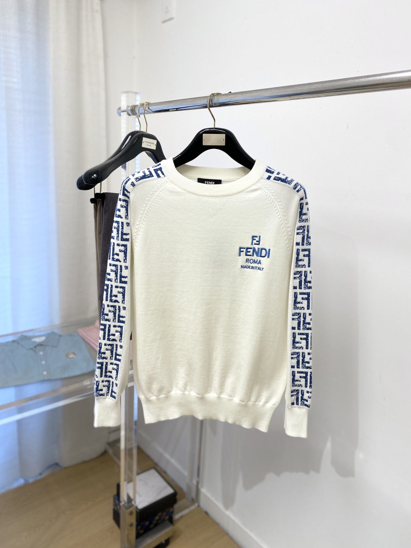 NO:622389,Fendi, 2025 new wool sweater has a delicate and soft feel, which can be directly in contact with the skin, allowing the warm yarn to change into a delicate texture. The top-notch craftsmanship is very distinctive and colorful, and the style is simple, elegant and exquisite. The three-dimensional tailoring design makes the entire sweater upper body full of youthful vitality and vitality. It is recommended to be a must-have for autumn and winter. Sizes M-3XL,, fendi, sweaters, alexander wang19860909芬迪、2025新品羊毛衣 具有手感细腻柔软,可直接与肌肤接触,让暖心的纱线变化出细腻的质感,顶级工艺极具特色出彩,款式简约大方精美 立体剪裁的版型设计,让整款毛衣上身尽显青春活力和朝气,推荐款秋冬季穿搭必备.尺码M-3XL,,fendi,sweaters,alexander wang,Men's clothing