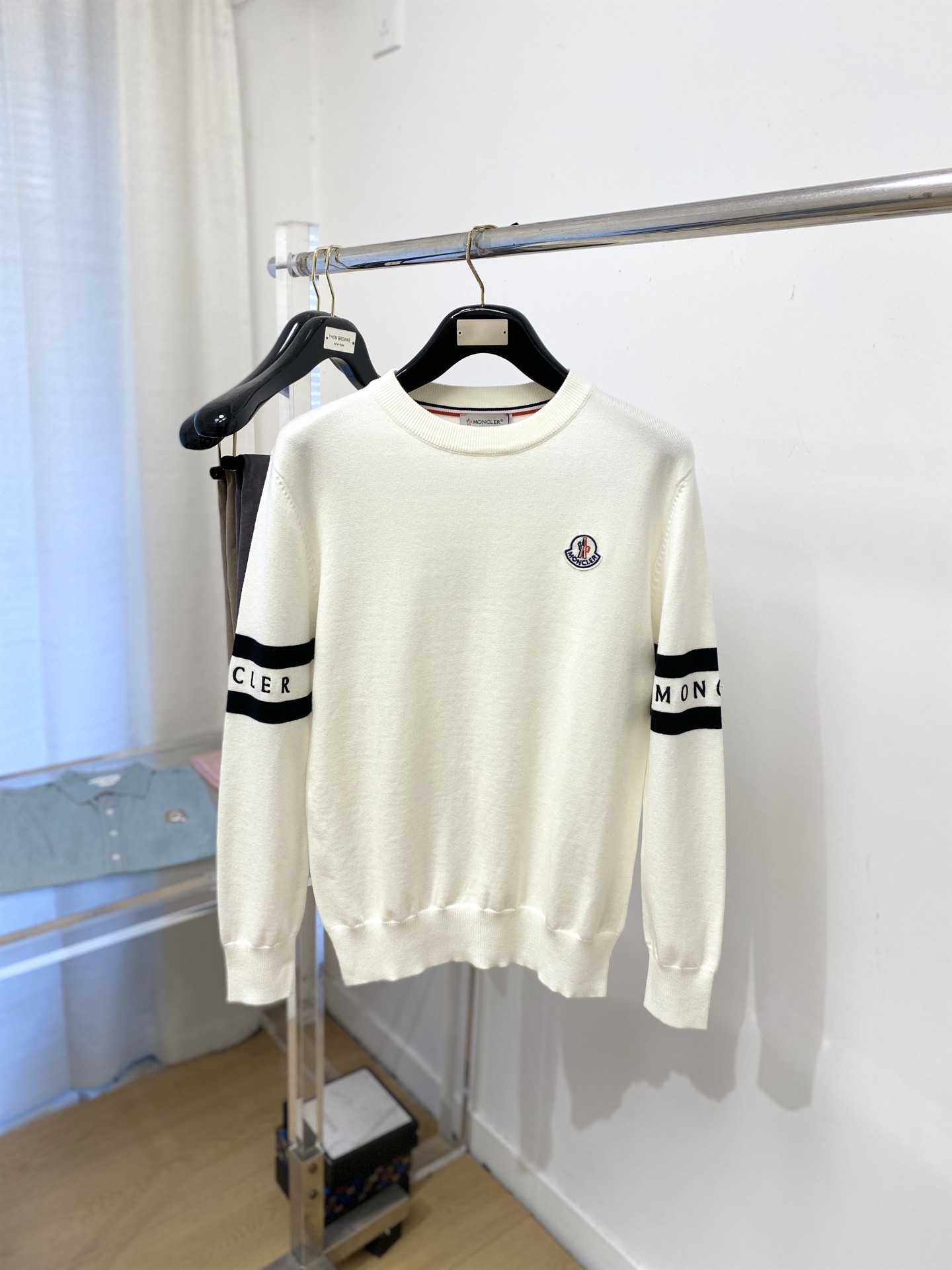 NO:622384,Meng Mouth, 2025 new wool sweater has a delicate and soft feel, which can be directly in contact with the skin, allowing the warm yarn to change into a delicate texture. The top-notch craftsmanship is very distinctive and colorful, and the style is simple, elegant and exquisite. The three-dimensional tailoring design makes the entire sweater upper body full of youthful vitality and vitality. It is recommended to be a must-have for autumn and winter. Sizes M-3XL, Moncler, sweaters, alexander wang19860909蒙口、2025新品羊毛衣 具有手感细腻柔软,可直接与肌肤接触,让暖心的纱线变化出细腻的质感,顶级工艺极具特色出彩,款式简约大方精美 立体剪裁的版型设计,让整款毛衣上身尽显青春活力和朝气,推荐款秋冬季穿搭必备.尺码M-3XL,,Moncler,sweaters,alexander wang,Men's clothing