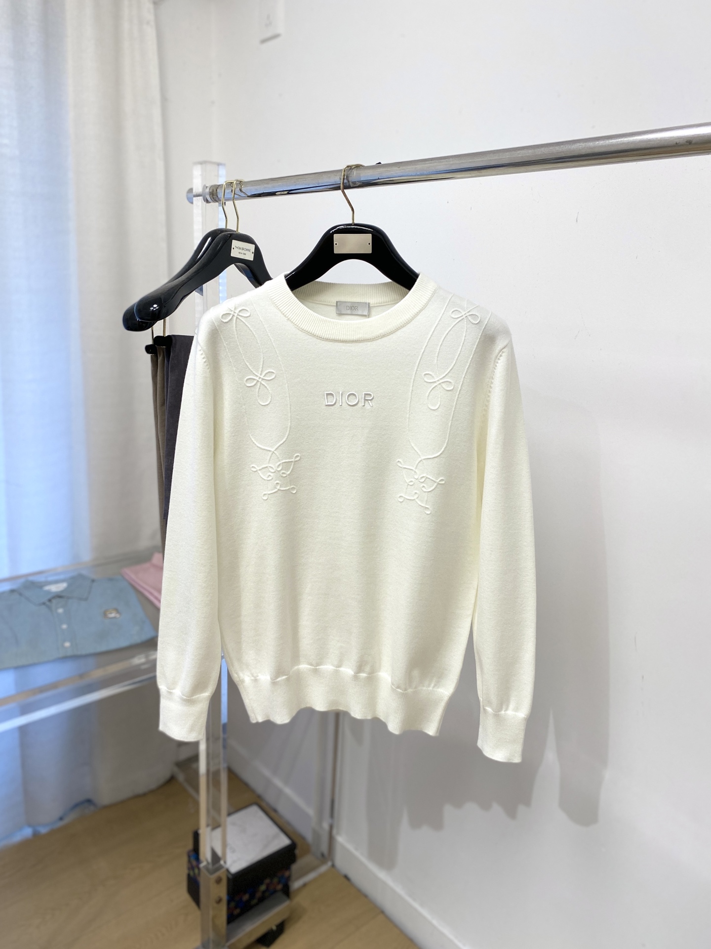 NO:622380,Dior, 2025 new wool sweater has a delicate and soft feel, which can be directly in contact with the skin, allowing the warm yarn to change into a delicate texture. The top-notch craftsmanship is very distinctive and colorful, and the style is simple, elegant and exquisite. The three-dimensional tailoring design makes the entire sweater upper body full of youthful vitality and vitality. It is recommended to be a must-have for autumn and winter. Sizes M-3XL, dior, sweaters, alexander wang19860909迪奥、2025新品羊毛衣 具有手感细腻柔软,可直接与肌肤接触,让暖心的纱线变化出细腻的质感,顶级工艺极具特色出彩,款式简约大方精美 立体剪裁的版型设计,让整款毛衣上身尽显青春活力和朝气,推荐款秋冬季穿搭必备.尺码M-3XL,,dior,sweaters,alexander wang,Men's clothing