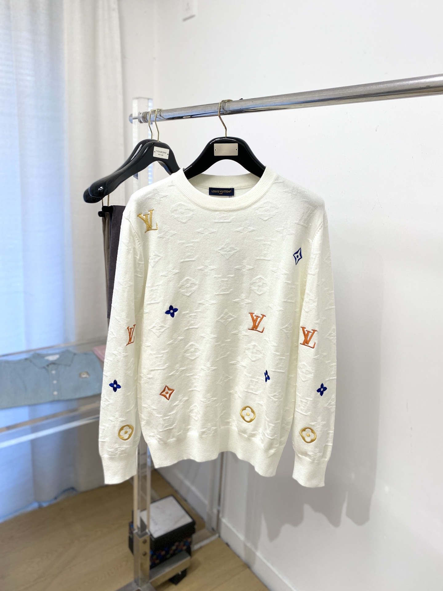 NO:622376,Louis Vuitton, 2025 new wool sweater has a delicate and soft feel, which can be directly contacted with the skin, allowing the warm yarn to change into a delicate texture. The top-notch craftsmanship is very distinctive and colorful, and the style is simple, elegant and exquisite. The three-dimensional tailoring design makes the entire sweater upper body full of youthful vitality and vitality. It is recommended to be a must-have for autumn and winter. Sizes M-3XL, Louis Vuitton, Sweaters, Alexander Wang19860909路易威登、2025新品羊毛衣 具有手感细腻柔软,可直接与肌肤接触,让暖心的纱线变化出细腻的质感,顶级工艺极具特色出彩,款式简约大方精美 立体剪裁的版型设计,让整款毛衣上身尽显青春活力和朝气,推荐款秋冬季穿搭必备.尺码M-3XL,,louis vuitton,sweaters,alexander wang,Men's clothing