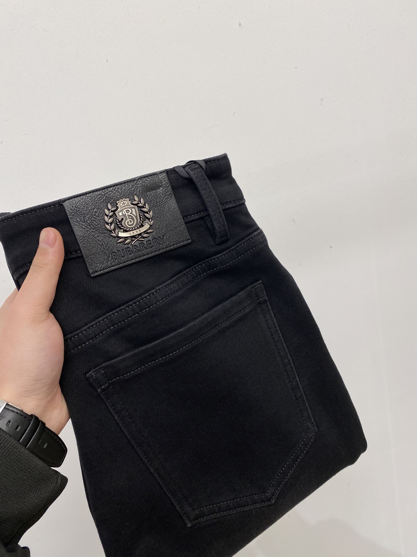 NO:622375,Burberry, 2025 latest products, available at counters simultaneously, original goods, washed casual jeans, imported original washed stretch fabrics, comfortable and elastic, original hardware accessories decorated with logo, super correct shape, extremely high grade, counter quality, fashionable and stylish upper body, code number 29-38,, burberry, jeans, alexander wang19860909巴宝莉、2025最新品,专柜同步有售,原单狠货,水洗休闲牛仔裤,进口原版水洗弹力面料,舒适有弹性,原版五金辅料装饰logo,版型超正,档次极高,专柜品质,上身时尚有型,码数29-38,,burberry,jeans,alexander wang,Men's clothing