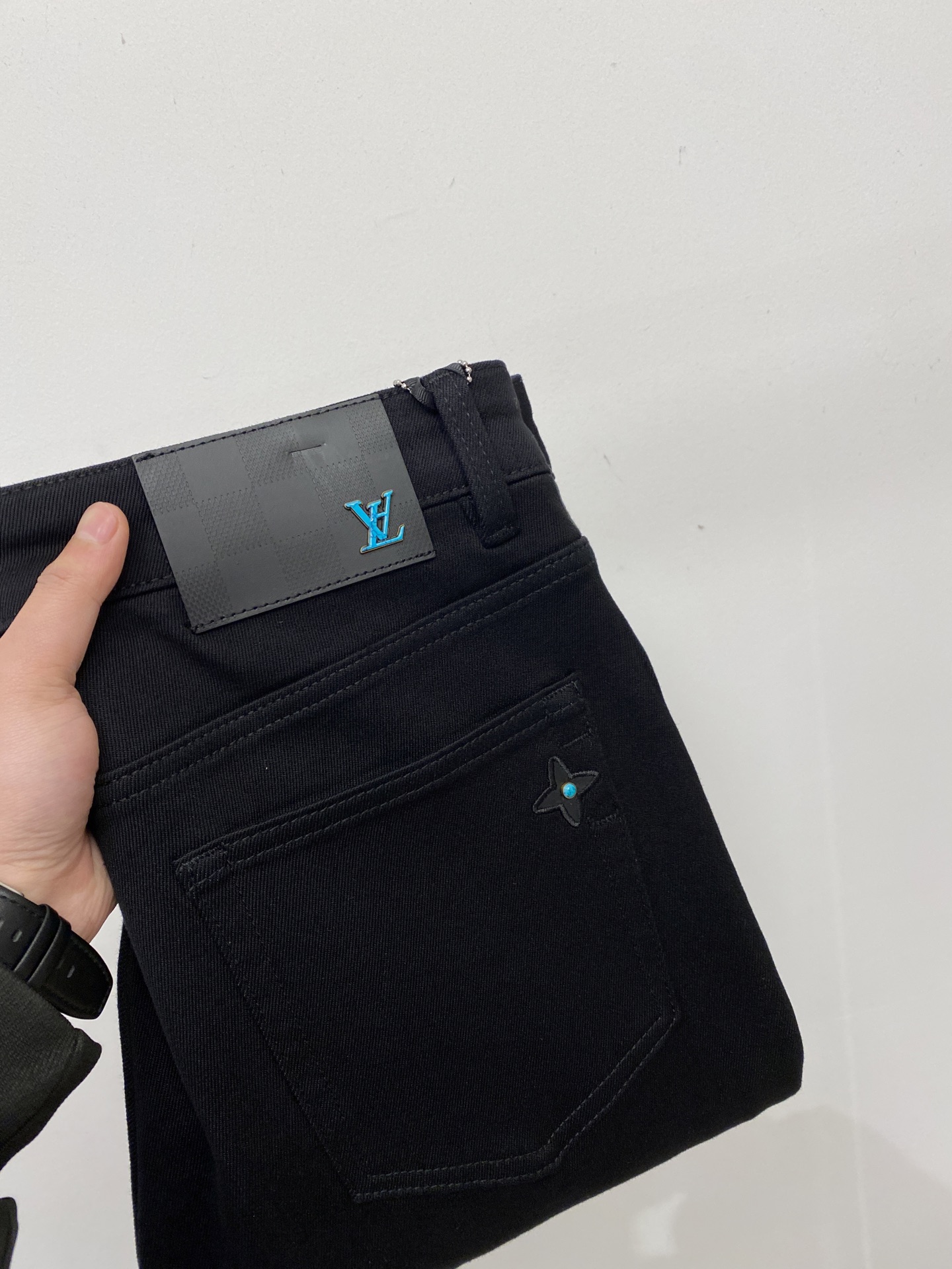 NO:622373,LV, 2025 latest products, available at the counter simultaneously, original goods, washed casual jeans, imported original washed stretch fabric, comfortable and elastic, original hardware accessories decorated with logo, super correct version, extremely high grade, counter quality, fashionable and stylish upper body, code number 29-38,, louis vuitton, jeans, alexander wang19860909LV、2025最新品,专柜同步有售,原单狠货,水洗休闲牛仔裤,进口原版水洗弹力面料,舒适有弹性,原版五金辅料装饰logo,版型超正,档次极高,专柜品质,上身时尚有型,码数29-38,,louis vuitton,jeans,alexander wang,Men's clothing