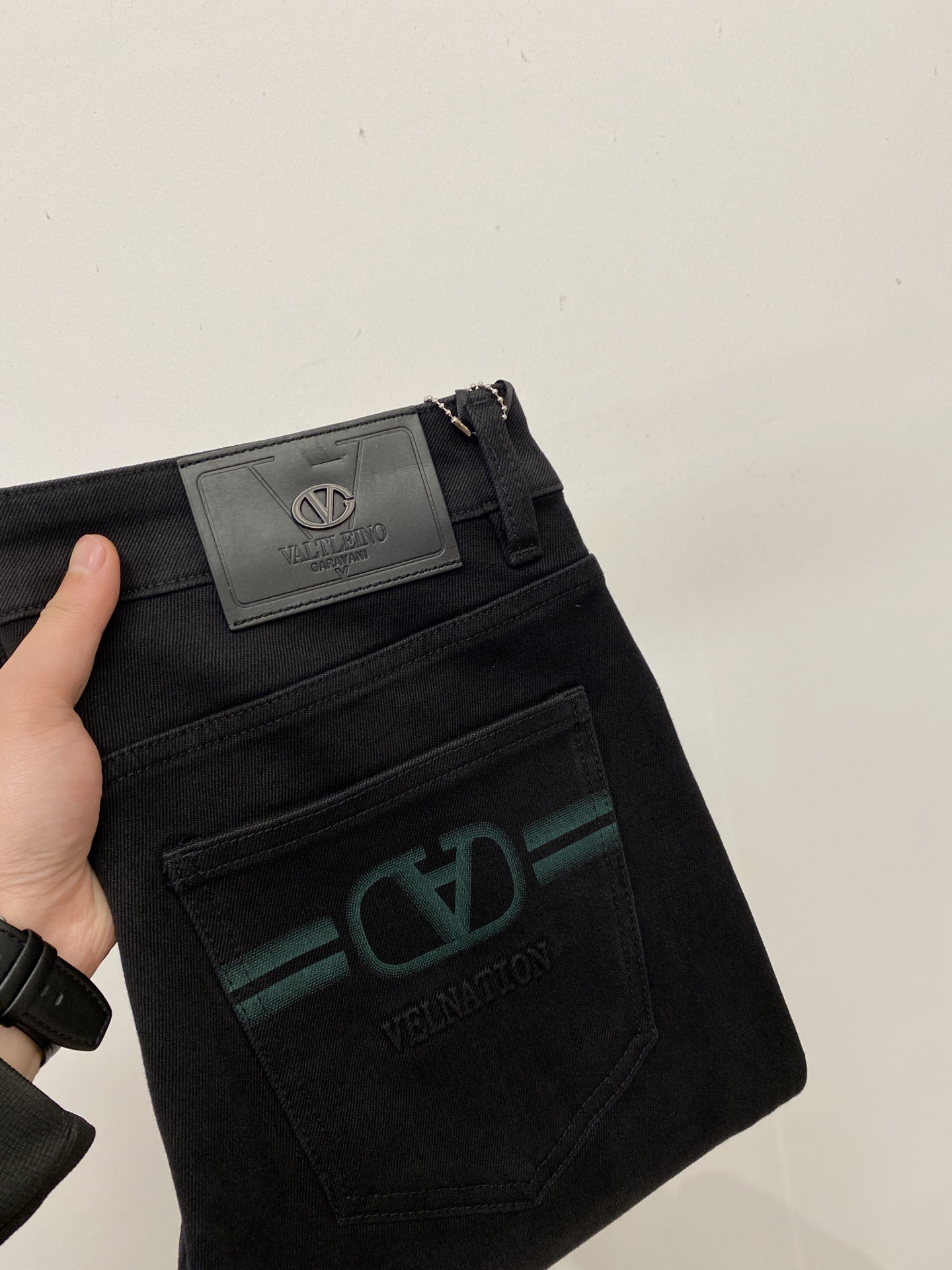 NO:622363,Valentino, 2025 latest products, available at counters simultaneously, original goods, washed casual jeans, imported original washed stretch fabrics, comfortable and elastic, original hardware accessories decorated with logo, super correct version, extremely high grade, counter quality, fashionable and stylish upper body, code number 29-38,, valentino,jeans,alexander wang19860909华伦天奴、2025最新品,专柜同步有售,原单狠货,水洗休闲牛仔裤,进口原版水洗弹力面料,舒适有弹性,原版五金辅料装饰logo,版型超正,档次极高,专柜品质,上身时尚有型,码数29-38,,valentino,jeans,alexander wang,Men's clothing