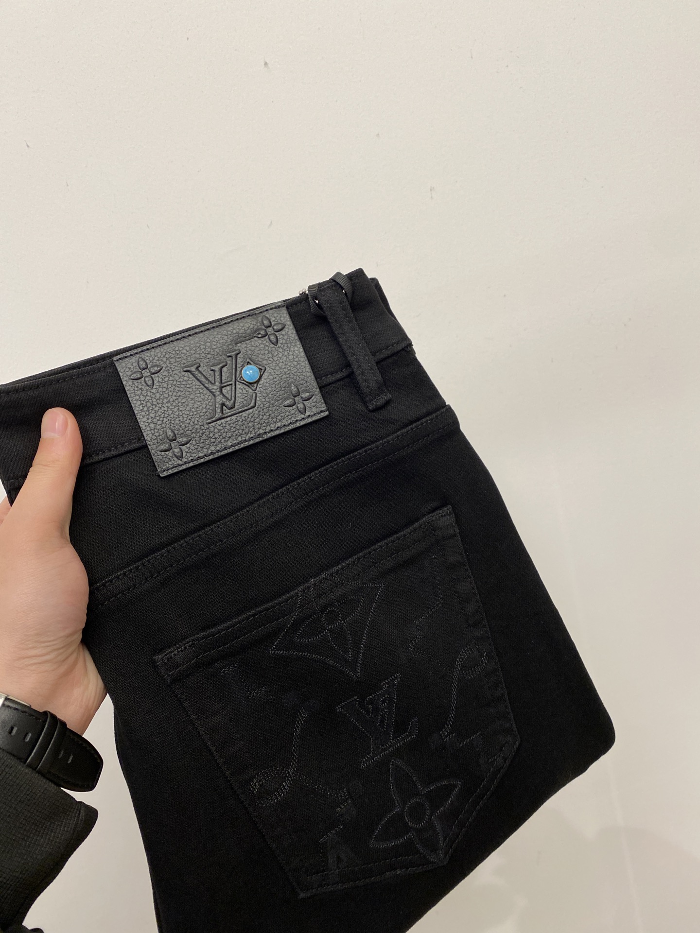 NO:622360,LV, 2025 latest products, available at the counter simultaneously, original goods, washed casual jeans, imported original washed stretch fabric, comfortable and elastic, original hardware accessories decorated with logo, super correct version, extremely high grade, counter quality, fashionable and stylish upper body, code number 29-38,, louis vuitton, jeans, alexander wang19860909LV、2025最新品,专柜同步有售,原单狠货,水洗休闲牛仔裤,进口原版水洗弹力面料,舒适有弹性,原版五金辅料装饰logo,版型超正,档次极高,专柜品质,上身时尚有型,码数29-38,,louis vuitton,jeans,alexander wang,Men's clothing