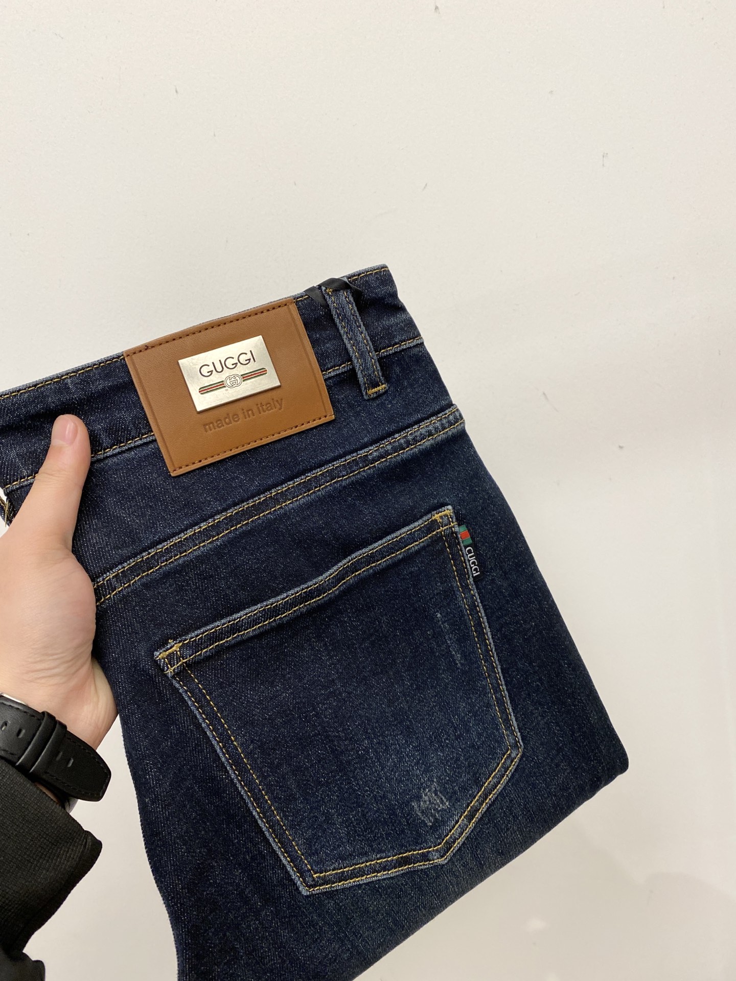 NO:622357,Gucci, 2025 latest products, available at counters simultaneously, original goods, washed casual jeans, imported original washed stretch fabrics, comfortable and elastic, original hardware accessories decorated with logo, super correct version, extremely high grade, counter quality, fashionable and stylish upper body, code number 29-38, jeans, alexander wang19860909古奇、2025最新品,专柜同步有售,原单狠货,水洗休闲牛仔裤,进口原版水洗弹力面料,舒适有弹性,原版五金辅料装饰logo,版型超正,档次极高,专柜品质,上身时尚有型,码数29-38,,jeans,alexander wang,Men's clothing