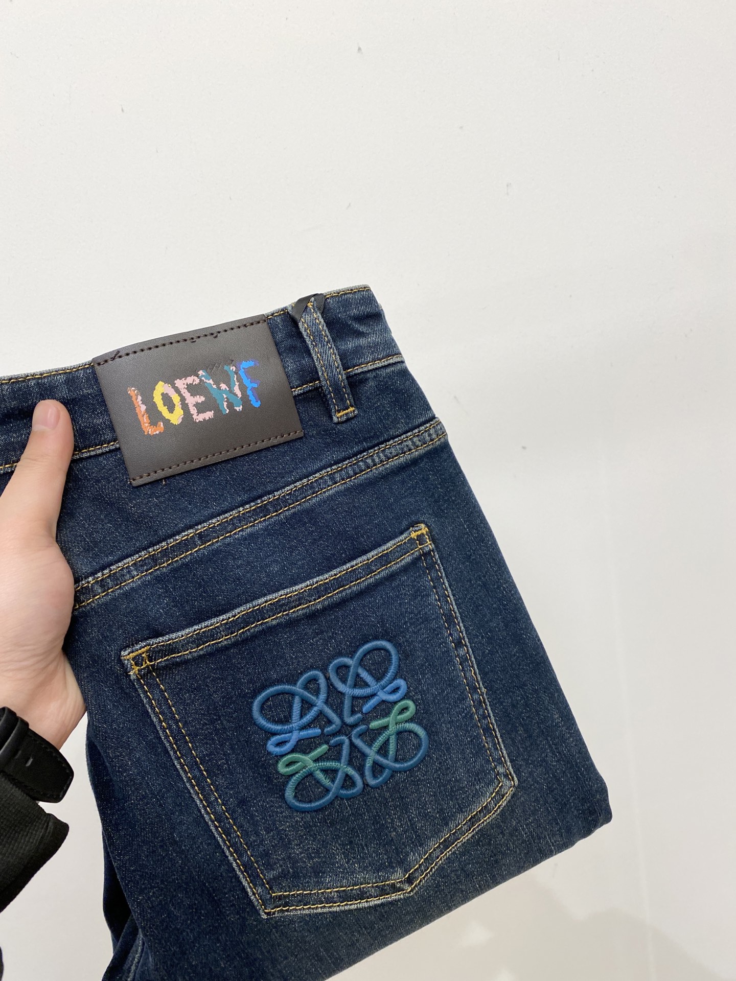 NO:622354,Loewe, 2025 latest products, available at counters simultaneously, original goods, washed casual jeans, imported original washed stretch fabrics, comfortable and elastic, original hardware accessories decorated with logo, super correct version, extremely high grade, counter quality, fashionable upper body, code number 29-38,, loewe, jeans, alexander wang19860909罗意威、2025最新品,专柜同步有售,原单狠货,水洗休闲牛仔裤,进口原版水洗弹力面料,舒适有弹性,原版五金辅料装饰logo,版型超正,档次极高,专柜品质,上身时尚有型,码数29-38,,loewe,jeans,alexander wang,Men's clothing