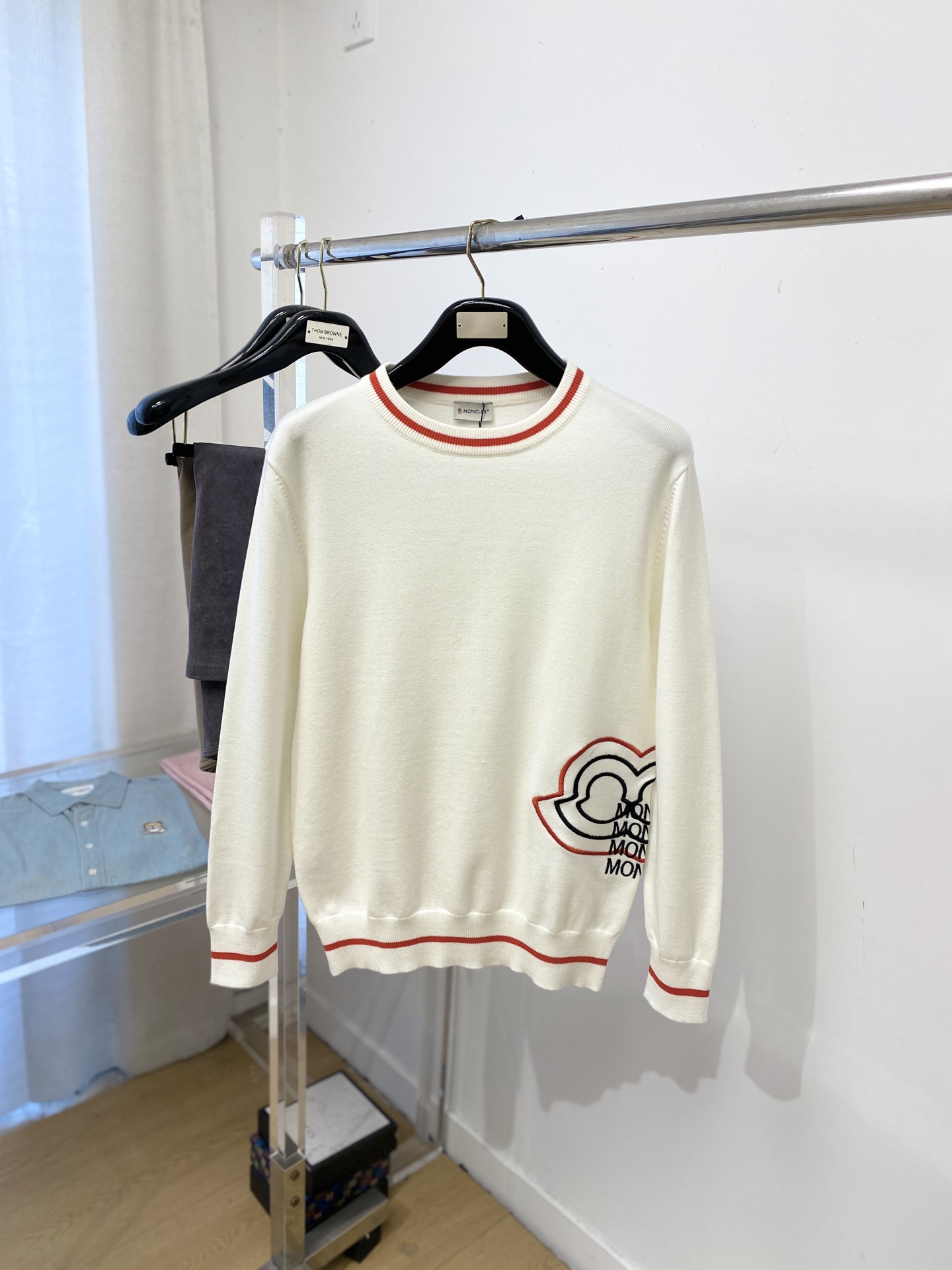 NO:624327,Meng Mouth, 2025 new wool sweater has a delicate and soft feel, which can be directly in contact with the skin, allowing the warm yarn to change into a delicate texture. The top-notch craftsmanship is very distinctive and colorful, and the style is simple, elegant and exquisite. The three-dimensional tailoring design makes the entire sweater upper body full of youthful vitality and vitality. It is recommended to be a must-have for autumn and winter. Sizes M-3XL, Moncler, sweaters, alexander wang19860909蒙口、2025新品羊毛衣 具有手感细腻柔软,可直接与肌肤接触,让暖心的纱线变化出细腻的质感,顶级工艺极具特色出彩,款式简约大方精美 立体剪裁的版型设计,让整款毛衣上身尽显青春活力和朝气,推荐款秋冬季穿搭必备.尺码M-3XL,,Moncler,sweaters,alexander wang,Men's clothing