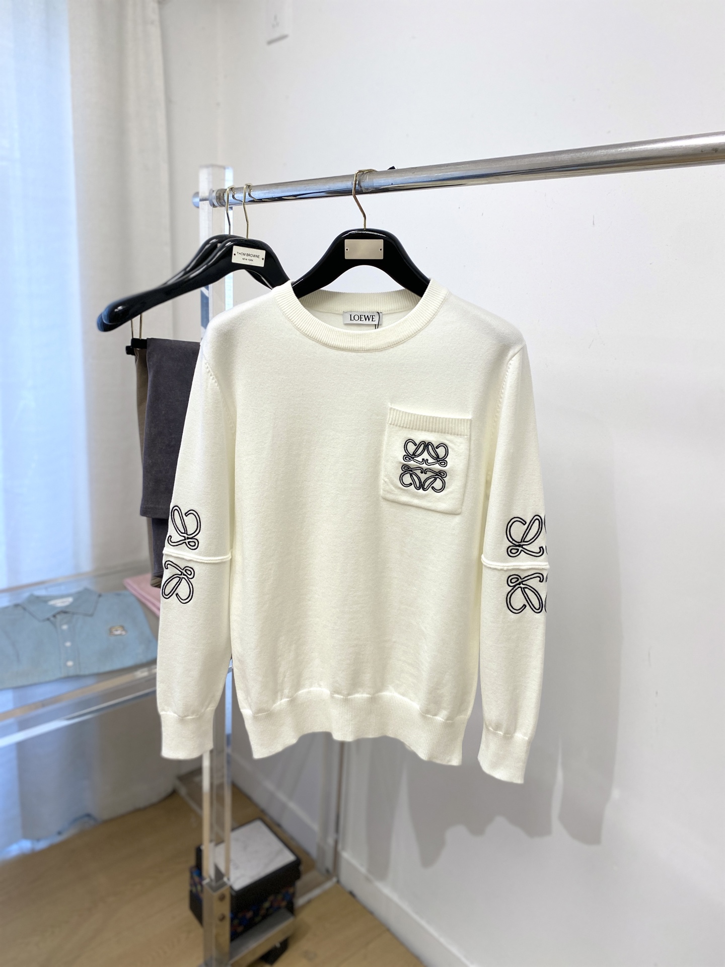 NO:624330,Loewe, the 2025 new wool sweater, has a delicate and soft feel that can be directly contacted with the skin, allowing the warm yarn to change into a delicate texture. The top-notch craftsmanship is very distinctive and colorful, and the style is simple, elegant and exquisite. The three-dimensional tailoring design makes the entire sweater upper body full of youthful vitality and vitality. It is recommended to be a must-have for autumn and winter. Sizes M-3XL, loewe, sweaters, alexander wang19860909罗意威、2025新品羊毛衣 具有手感细腻柔软,可直接与肌肤接触,让暖心的纱线变化出细腻的质感,顶级工艺极具特色出彩,款式简约大方精美 立体剪裁的版型设计,让整款毛衣上身尽显青春活力和朝气,推荐款秋冬季穿搭必备.尺码M-3XL,,loewe,sweaters,alexander wang,Men's clothing