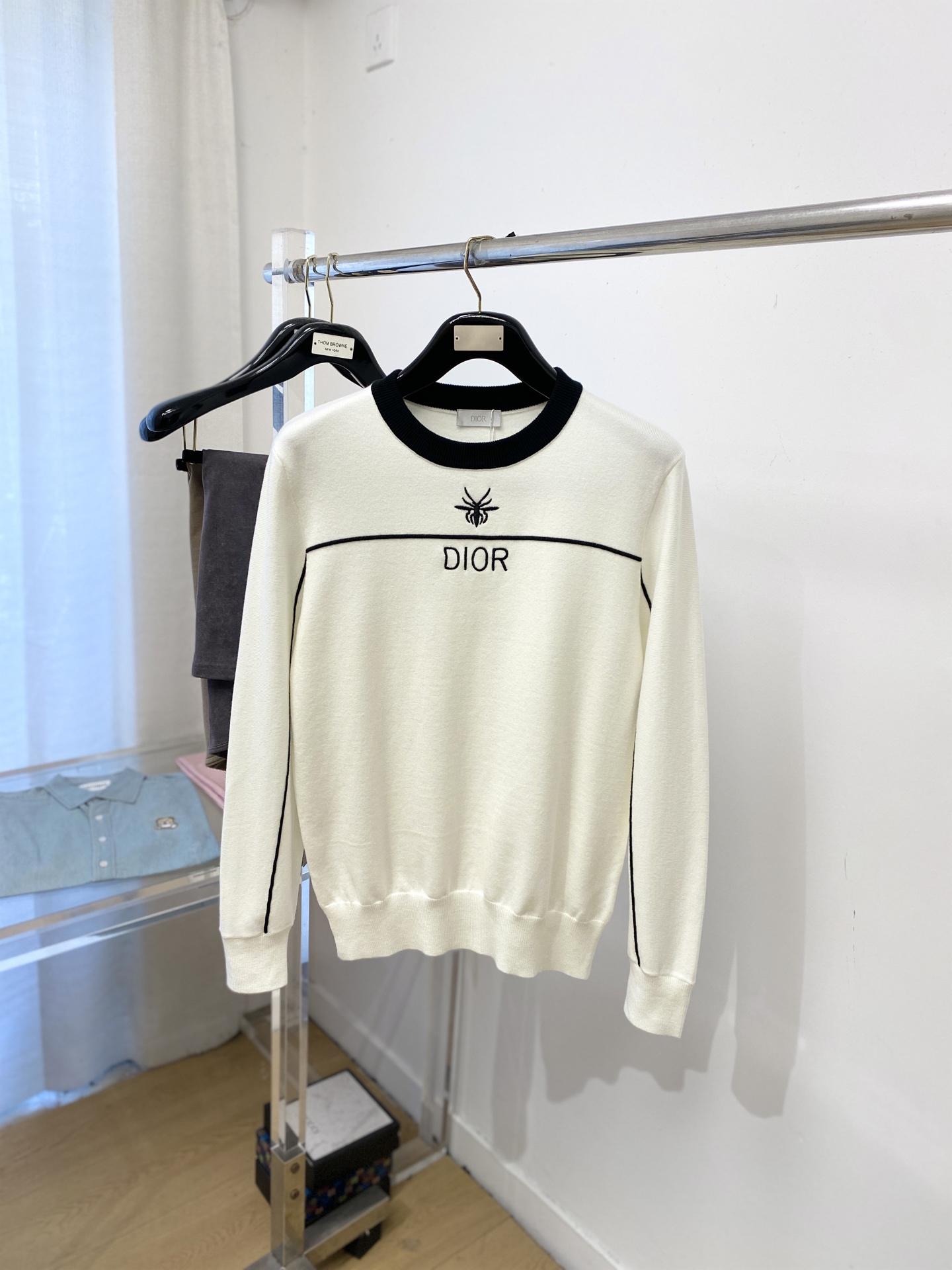 NO:624334,Dior, 2025 new wool sweater has a delicate and soft feel, which can be directly in contact with the skin, allowing the warm yarn to change into a delicate texture. The top-notch craftsmanship is very distinctive and colorful, and the style is simple, elegant and exquisite. The three-dimensional tailoring design makes the entire sweater upper body full of youthful vitality and vitality. It is recommended to be a must-have for autumn and winter. Sizes M-3XL, dior, sweaters, alexander wang19860909迪奥、2025新品羊毛衣 具有手感细腻柔软,可直接与肌肤接触,让暖心的纱线变化出细腻的质感,顶级工艺极具特色出彩,款式简约大方精美 立体剪裁的版型设计,让整款毛衣上身尽显青春活力和朝气,推荐款秋冬季穿搭必备.尺码M-3XL,,dior,sweaters,alexander wang,Men's clothing