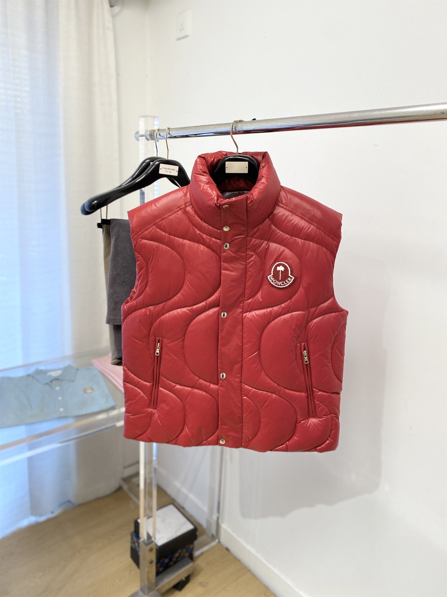 NO:624338,Mouth covering, the latest 2025 men's lightweight down vest, the fabric is soft and comfortable.  The upper body shape is awesome.  zipper.  The accessories are all custom-supplied and imported fabrics, which are light and comfortable, warm and stylish, simple and elegant!  Lightweight and warm, the best choice to keep out the cold in autumn and winter. Size M-3XL, Moncler, down jacket, alexander wang19860909蒙口、2025最新款男士轻薄羽绒马甲、面料柔软舒适 ．上身版型超赞 ．拉链．辅料都是客供 、进口面料,轻便舒适,保暖有型、简单大方款式！轻便保暖、秋冬御寒的最佳选择 码数M-3XL,,Moncler,down jacket,alexander wang,Men's clothing