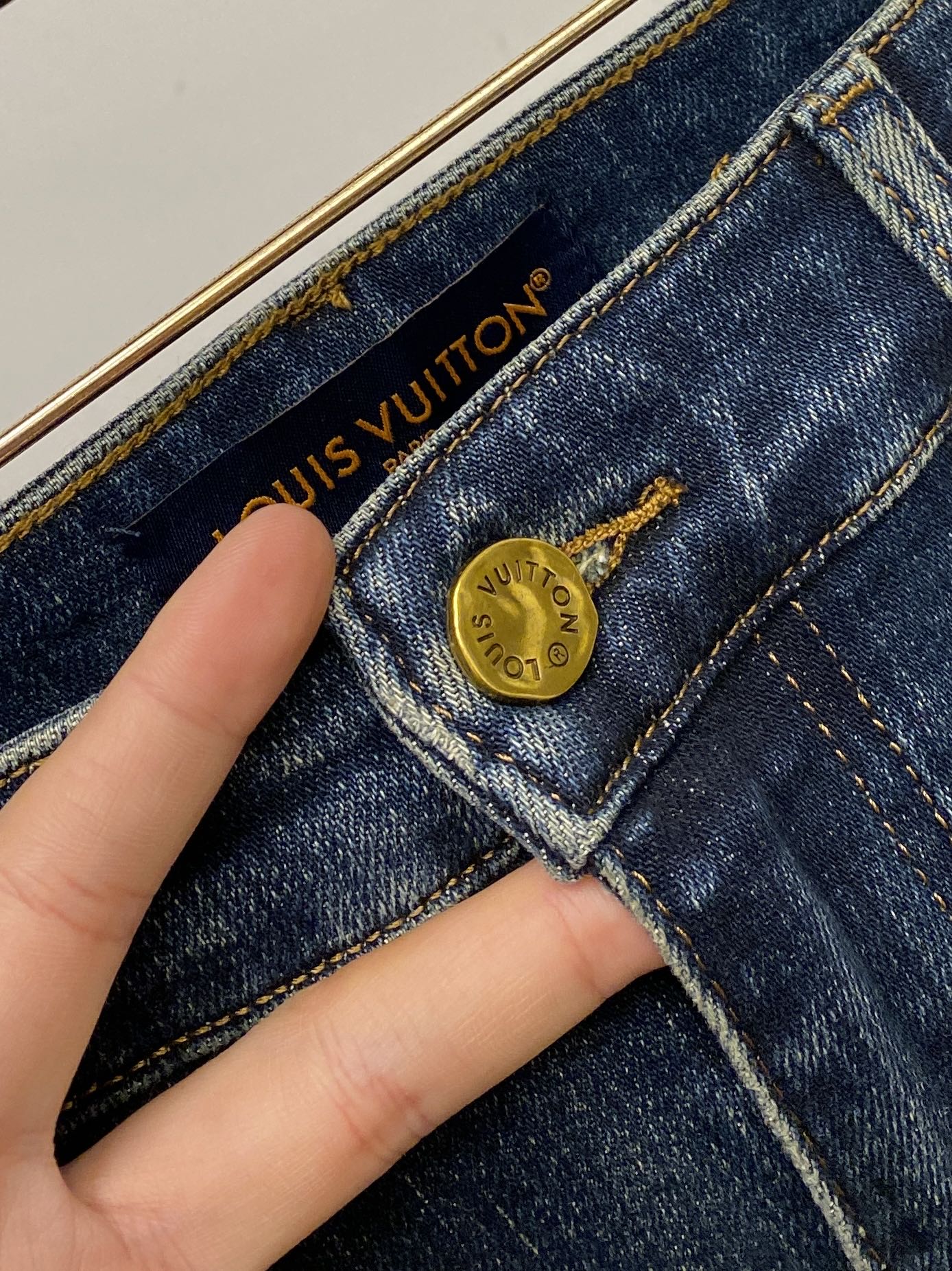 LV、2025最新品，专柜同步有售，原单狠货，水洗休闲牛仔裤，进口原版水洗弹力面料，舒适有弹性，原版五金