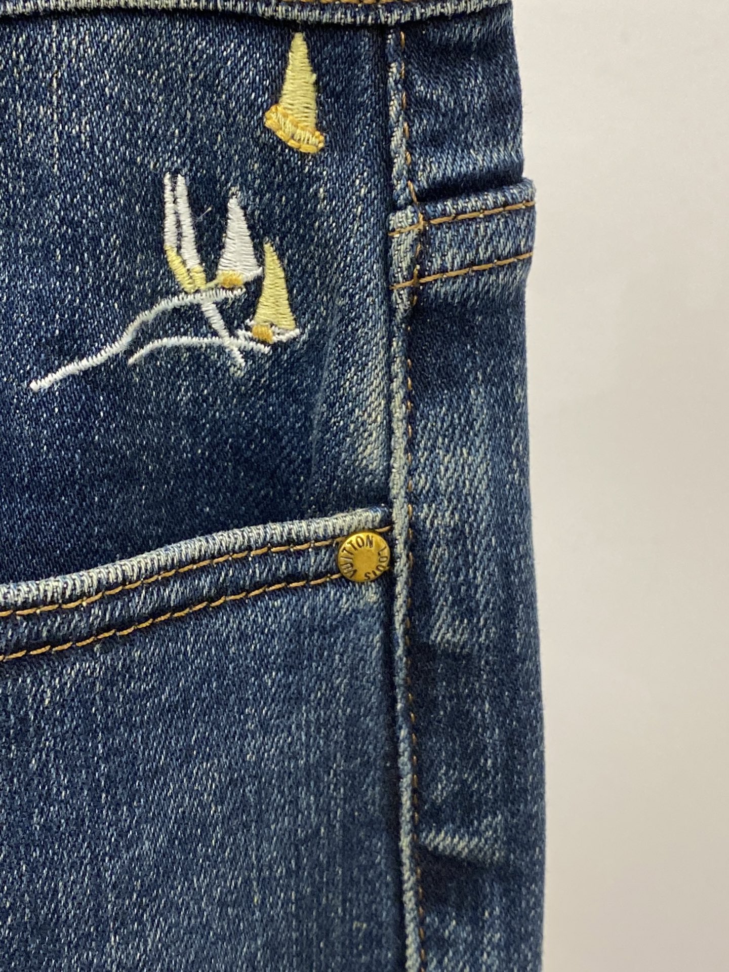 LV、2025最新品，专柜同步有售，原单狠货，水洗休闲牛仔裤，进口原版水洗弹力面料，舒适有弹性，原版五金