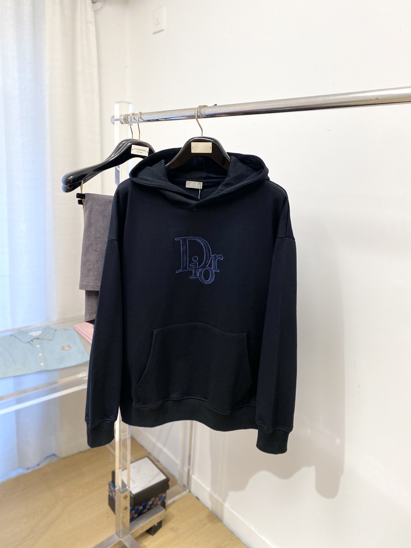 NO:627164,Dior, 2025 new sweatshirt, fashionable and handsome, simple and versatile, exquisite embroidered letter logo on the chest, customized original fabric, not only crisp and trendy silhouette, but also comfortable to wear, more delicate yarn weaving, size XS-L,, dior, hoodie, sweatshirts, alexander wang19860909迪奥、2025新品卫衣,时尚帅气,简约百搭款,胸前精致刺绣字母logo,定制原版面料,不仅挺括,保持潮流的廓形,又穿着舒适,纱织更细腻,码数XS-L,,dior,hoodie,sweatshirts,alexander wang,Men's clothing