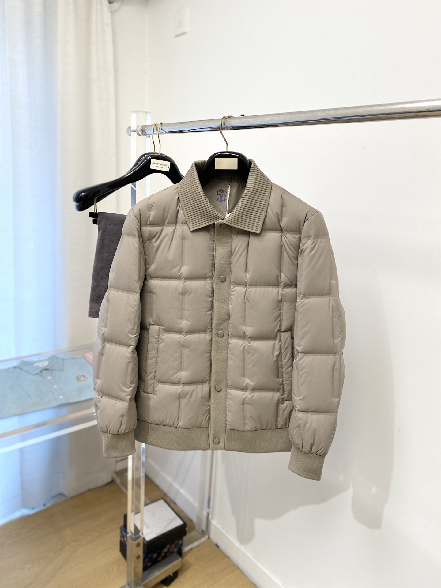 NO:654163,Brunello Cucinelli, the latest 2025 men's lightweight down jacket, the fabric is soft and comfortable.  The upper body shape is awesome.  zipper.  The accessories are all custom-supplied and imported fabrics, which are light and comfortable, warm and stylish, simple and elegant!  Lightweight and warm, the best choice to keep out the cold in autumn and winter. Size M-3XL, brunello cucinelli, down jacket, alexander wang19860909Brunello Cucinelli、2025最新款男士轻薄羽绒服、面料柔软舒适 ．上身版型超赞 ．拉链．辅料都是客供 、进口面料,轻便舒适,保暖有型、简单大方款式！轻便保暖、秋冬御寒的最佳选择 码数M-3XL,,brunello cucinelli,down jacket,alexander wang,Men's clothing