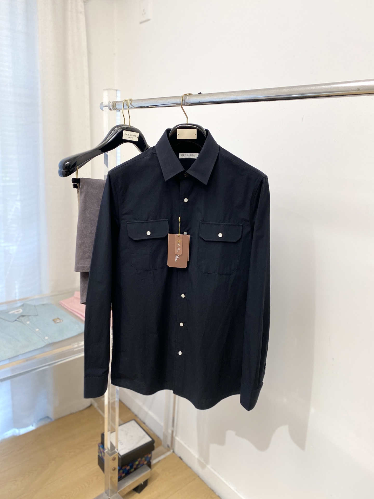 NO:624372,LP, 2025 new shirts, fashionable and handsome, simple and versatile, customized original fabrics, not only crisp and trendy, but also comfortable to wear, more delicate yarn weaving, size S-XXL,,loro piana,shirts,alexander wang19860909LP、2025新品衬衫,时尚帅气,简约百搭款,定制原版面料,不仅挺括,保持潮流的廓形,又穿着舒适,纱织更细腻,码数S-XXL,,loro piana,shirts,alexander wang,Men's clothing