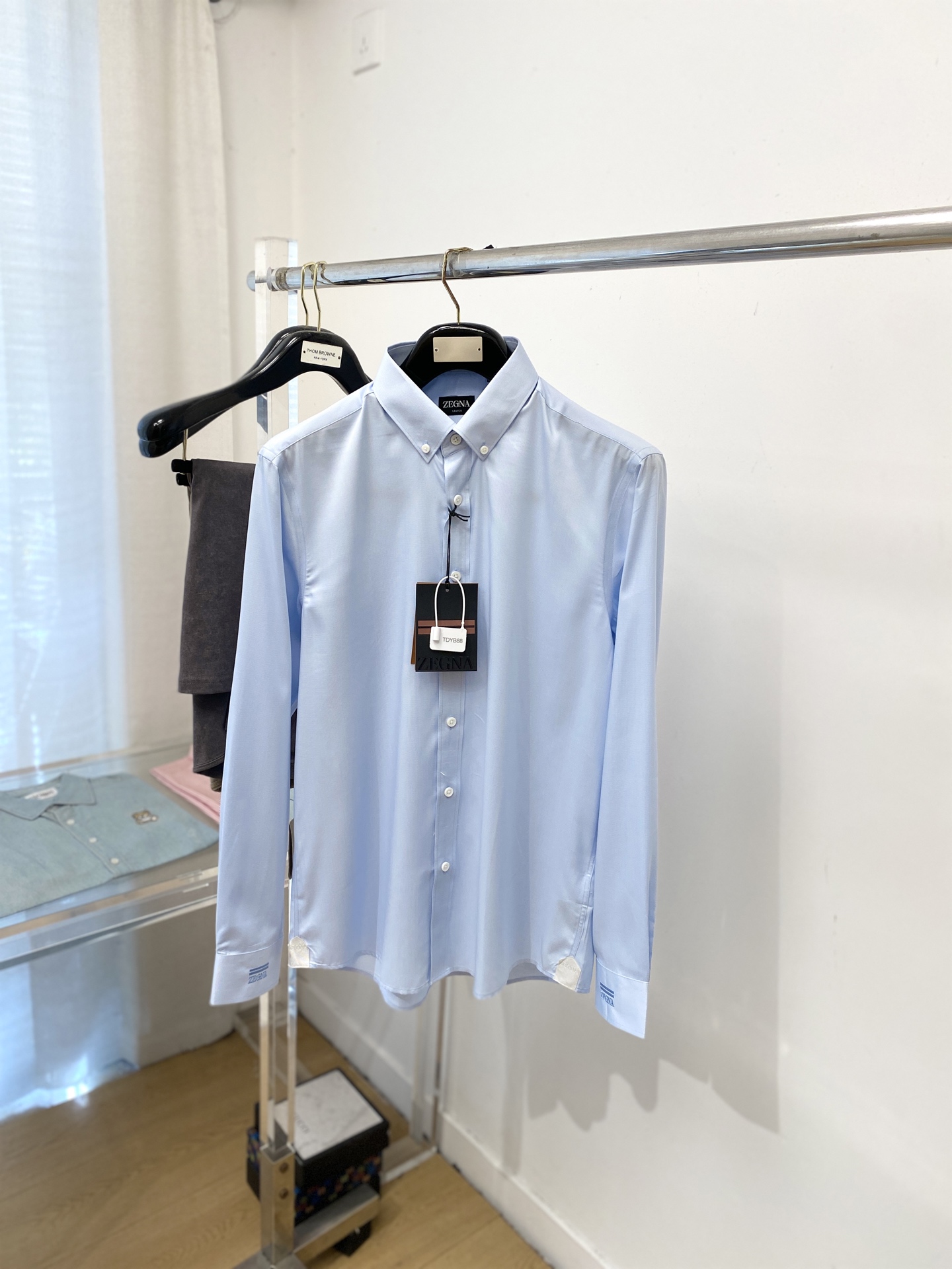 NO:624366,Zegna, 2025 new shirts, fashionable and handsome, simple and versatile, customized original fabrics, not only crisp and trendy silhouette, but also comfortable to wear, more delicate yarn weaving, size S-XXL,,zegna,shirts,alexander wang19860909杰尼亚、2025新品衬衫,时尚帅气,简约百搭款,定制原版面料,不仅挺括,保持潮流的廓形,又穿着舒适,纱织更细腻,码数S-XXL,,zegna,shirts,alexander wang,Men's clothing