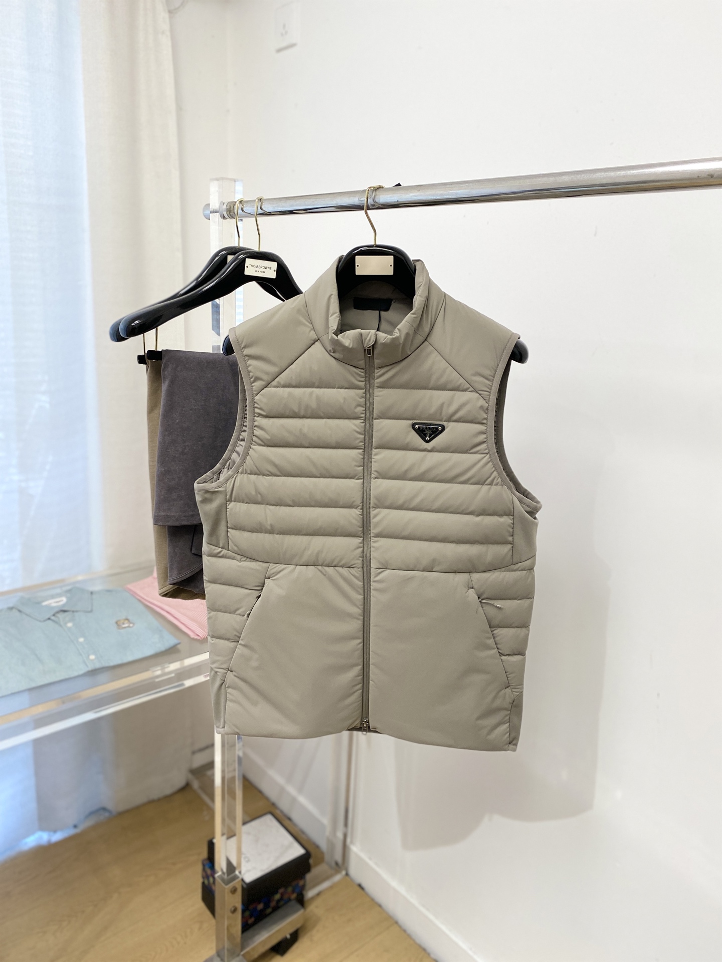 NO:624383,Prada, the latest 2025 men's lightweight down vest, the fabric is soft and comfortable.  The upper body shape is awesome.  zipper.  The accessories are all custom-supplied and imported fabrics, which are light and comfortable, warm and stylish, simple and elegant!  Lightweight and warm, the best choice to keep out the cold in autumn and winter. Size S-2XL, prada, down jacket, alexander wang19860909普拉达、2025最新款男士轻薄羽绒马甲、面料柔软舒适 ．上身版型超赞 ．拉链．辅料都是客供 、进口面料,轻便舒适,保暖有型、简单大方款式！轻便保暖、秋冬御寒的最佳选择 码数S-2XL,,prada,down jacket,alexander wang,Men's clothing