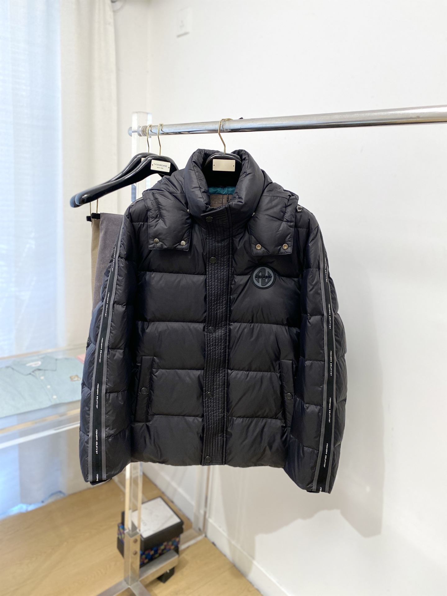 NO:627302,Ermenegildo Zegna, the latest 2025 men's lightweight down jacket, the fabric is soft and comfortable.  The upper body shape is awesome.  zipper.  The accessories are all custom-supplied and imported fabrics, which are light and comfortable, warm and stylish, simple and elegant!  Lightweight and warm, the best choice to keep out the cold in autumn and winter. Size M-3XL,,zegna,down jacket,alexander wang19860909杰尼亚、2025最新款男士轻薄羽绒服、面料柔软舒适 ．上身版型超赞 ．拉链．辅料都是客供 、进口面料,轻便舒适,保暖有型、简单大方款式！轻便保暖、秋冬御寒的最佳选择 码数M-3XL,,zegna,down jacket,alexander wang,Men's clothing