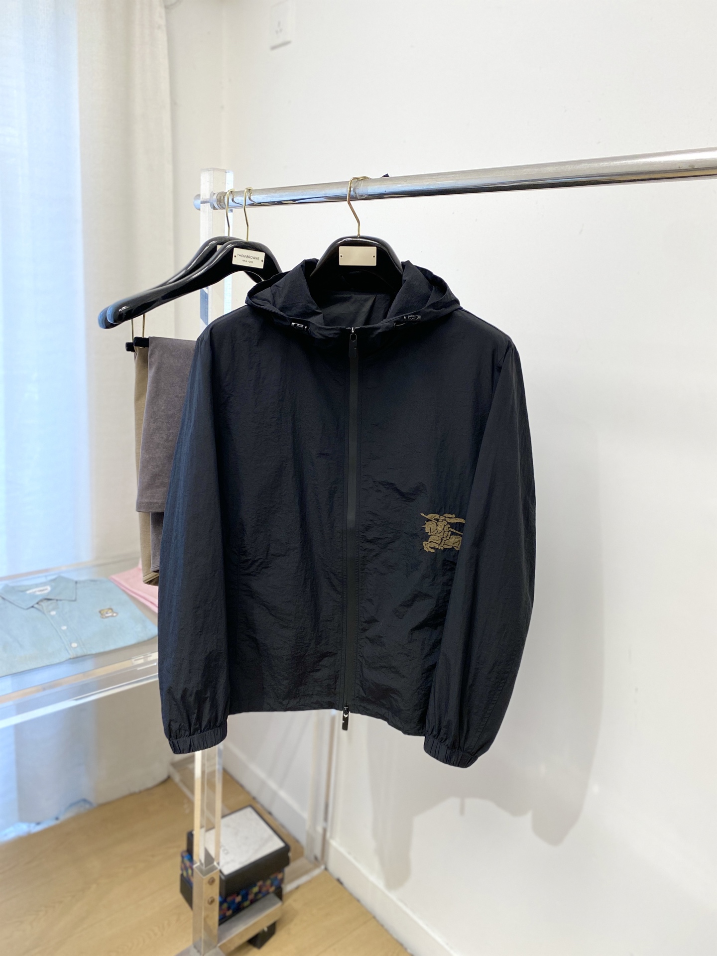 NO:624389,Burberry, 2025 new jacket, fashionable and handsome, simple and versatile, top-notch printed logo on the bottom, customized original fabric, not only crisp and trendy silhouette, but also comfortable to wear, more delicate yarn weaving, size M-3XL,,burberry,jackets & coats,jackets & coats,alexander wang19860909巴宝莉、2025新品夹克外套,时尚帅气,简约百搭款,衣下顶级印胶图案logo,定制原版面料,不仅挺括,保持潮流的廓形,又穿着舒适,纱织更细腻,码数M-3XL,,burberry,jackets & coats,jackets & coats,alexander wang,Men's clothing