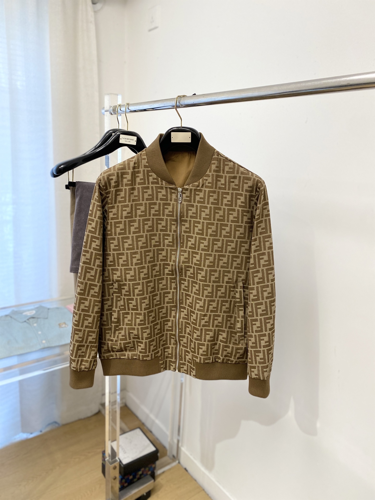 NO:624395,Fendi, 2025 new jackets, fashionable and handsome, simple and versatile, original hardware accessories logo, customized original fabrics, not only crisp and trendy silhouette, but also comfortable to wear, more delicate yarn weaving, size M-3XL,,fendi,jackets & coats,jackets & coats,alexander wang19860909芬迪、2025新品夹克外套,时尚帅气,简约百搭款,原版五金辅料logo,定制原版面料,不仅挺括,保持潮流的廓形,又穿着舒适,纱织更细腻,码数M-3XL,,fendi,jackets & coats,jackets & coats,alexander wang,Men's clothing