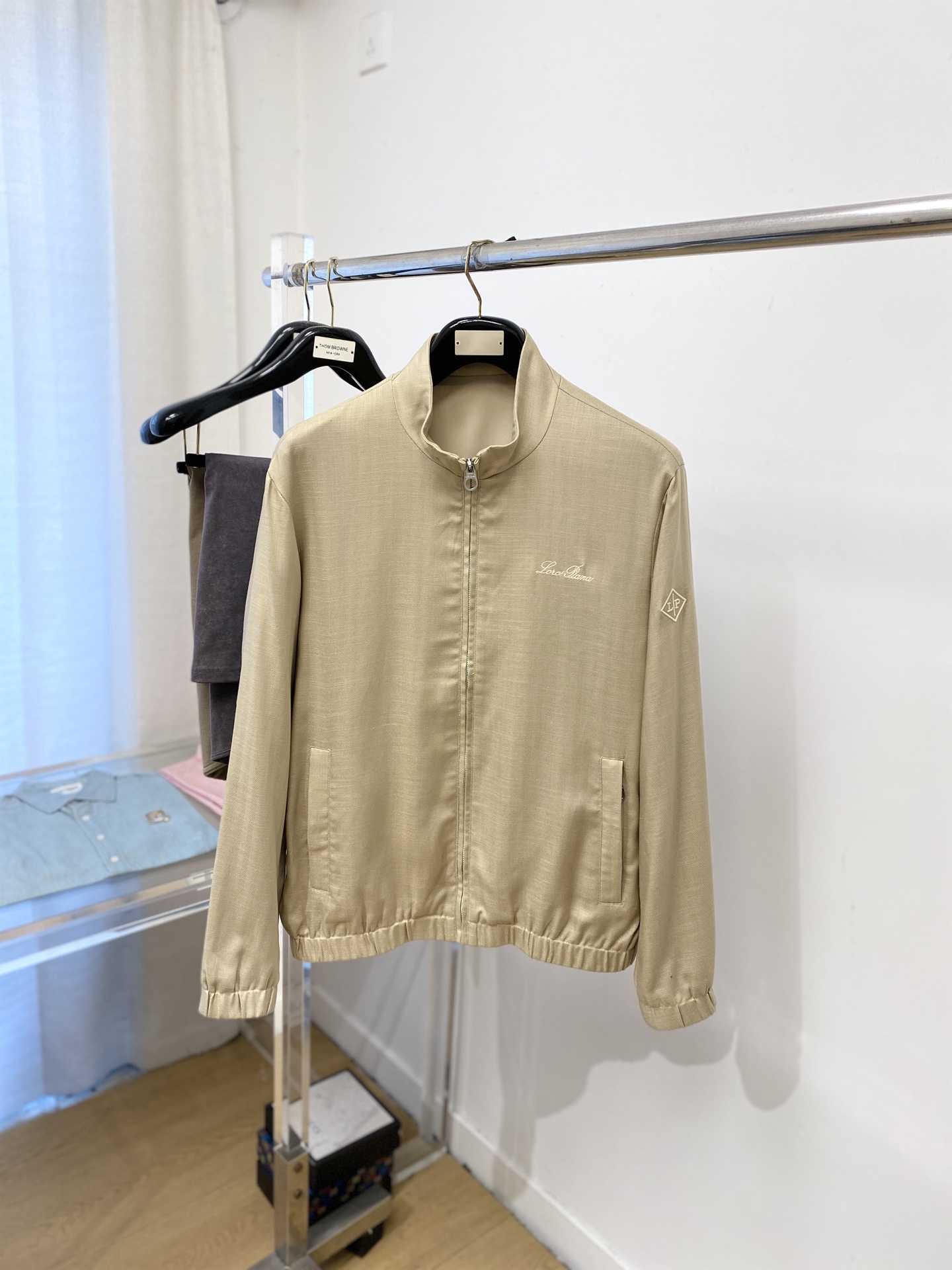 NO:624401,LP, 2025 new jacket jacket, fashionable and handsome, simple and versatile, exquisite embroidered letter logo on the chest, customized original fabric, not only stiff and keeping the trendy silhouette, but also comfortable to wear, the yarn is more delicate, size M-3XL,,loro piana,jackets & coats,jackets & coats,alexander wang19860909LP、2025新品夹克外套,时尚帅气,简约百搭款,胸前精致刺绣字母logo,定制原版面料,不仅挺括,保持潮流的廓形,又穿着舒适,纱织更细腻,码数M-3XL,,loro piana,jackets & coats,jackets & coats,alexander wang,Men's clothing