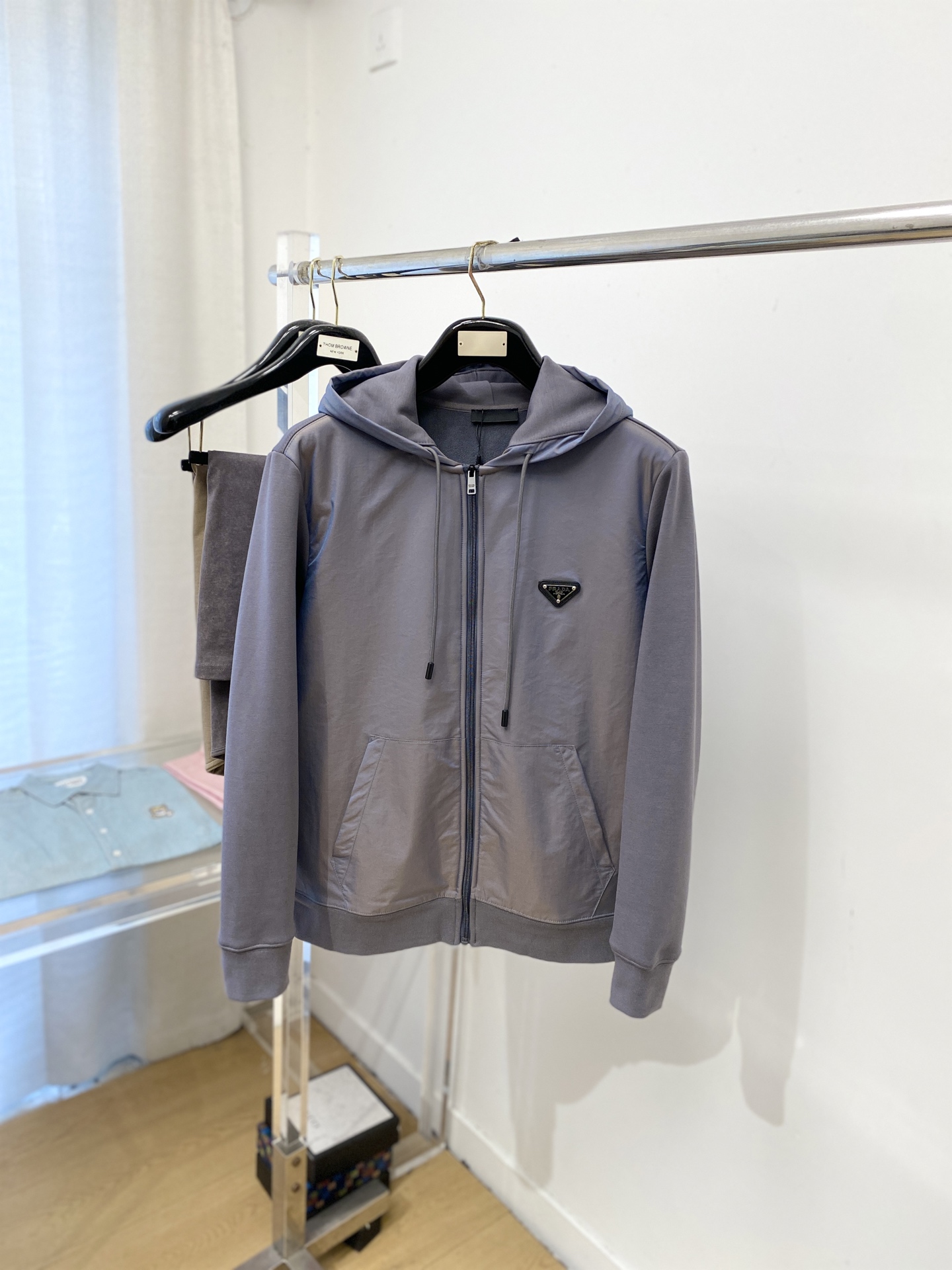 NO:624347,Prada, 2025 new sweatshirt jacket, handsome and fashionable, hardware decorated with triangle logo on the chest, simple and versatile. The fabric cotton is not only crisp and maintains the trendy silhouette, but also comfortable to wear, the yarn is more delicate, size M-2XL,, prada, hoodie, sweatshirts, jackets & coats, alexander wang19860909普拉达、2025新品卫衣外套,帅气时尚,胸前五金装饰三角标logo,简约百搭款.面料棉 不仅挺括,保持潮流的廓形,又穿着舒适,纱织更细腻,码数M-2XL,,prada,hoodie,sweatshirts,jackets & coats,alexander wang,Men's clothing