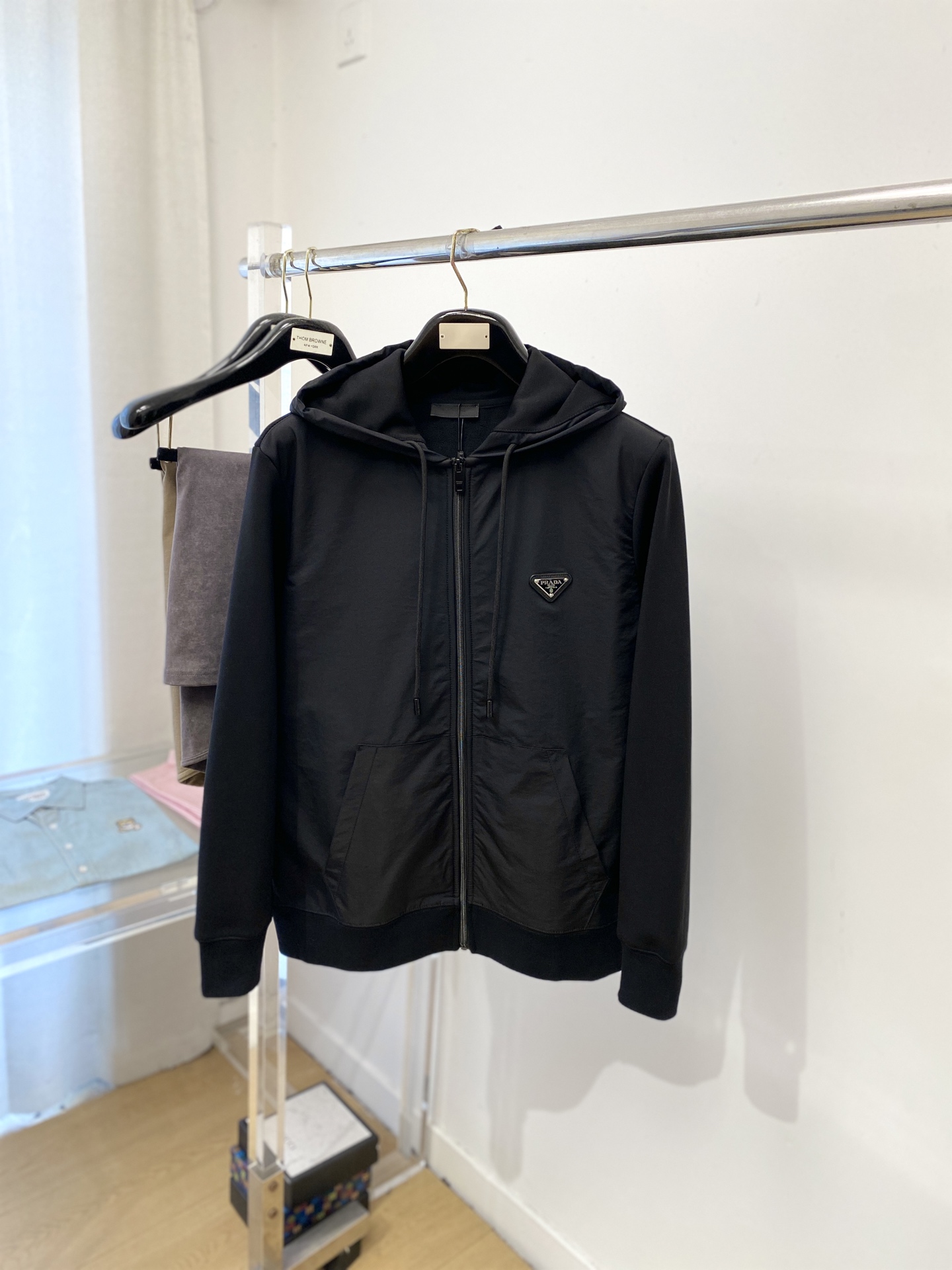 NO:654106,Prada, 2025 new sweatshirt jacket, handsome and fashionable, hardware decorated with triangle logo on the chest, simple and versatile. The fabric cotton is not only crisp and maintains the trendy silhouette, but also comfortable to wear, the yarn is more delicate, size M-2XL,, prada, hoodie, sweatshirts, jackets & coats, alexander wang19860909普拉达、2025新品卫衣外套,帅气时尚,胸前五金装饰三角标logo,简约百搭款.面料棉 不仅挺括,保持潮流的廓形,又穿着舒适,纱织更细腻,码数M-2XL,,prada,hoodie,sweatshirts,jackets & coats,alexander wang,Men's clothing