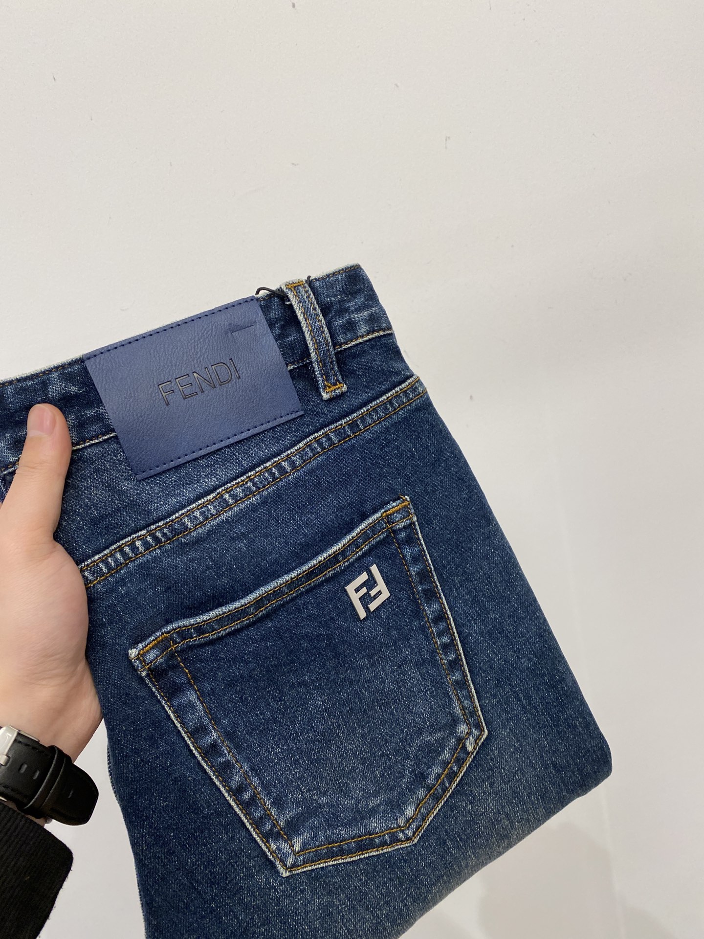 NO:624331,Fendi, 2025 latest products, available at counters simultaneously, original goods, washed casual jeans, imported original washed stretch fabrics, comfortable and elastic, original hardware accessories decorated with logo, super correct version, extremely high grade, counter quality, fashionable and stylish upper body, code number 29-36,,fendi,jeans,alexander wang19860909芬迪、 2025最新品,专柜同步有售,原单狠货,水洗休闲牛仔裤,进口原版水洗弹力面料,舒适有弹性,原版五金辅料装饰logo,版型超正,档次极高,专柜品质,上身时尚有型,码数29-36,,fendi,jeans,alexander wang,Men's clothing