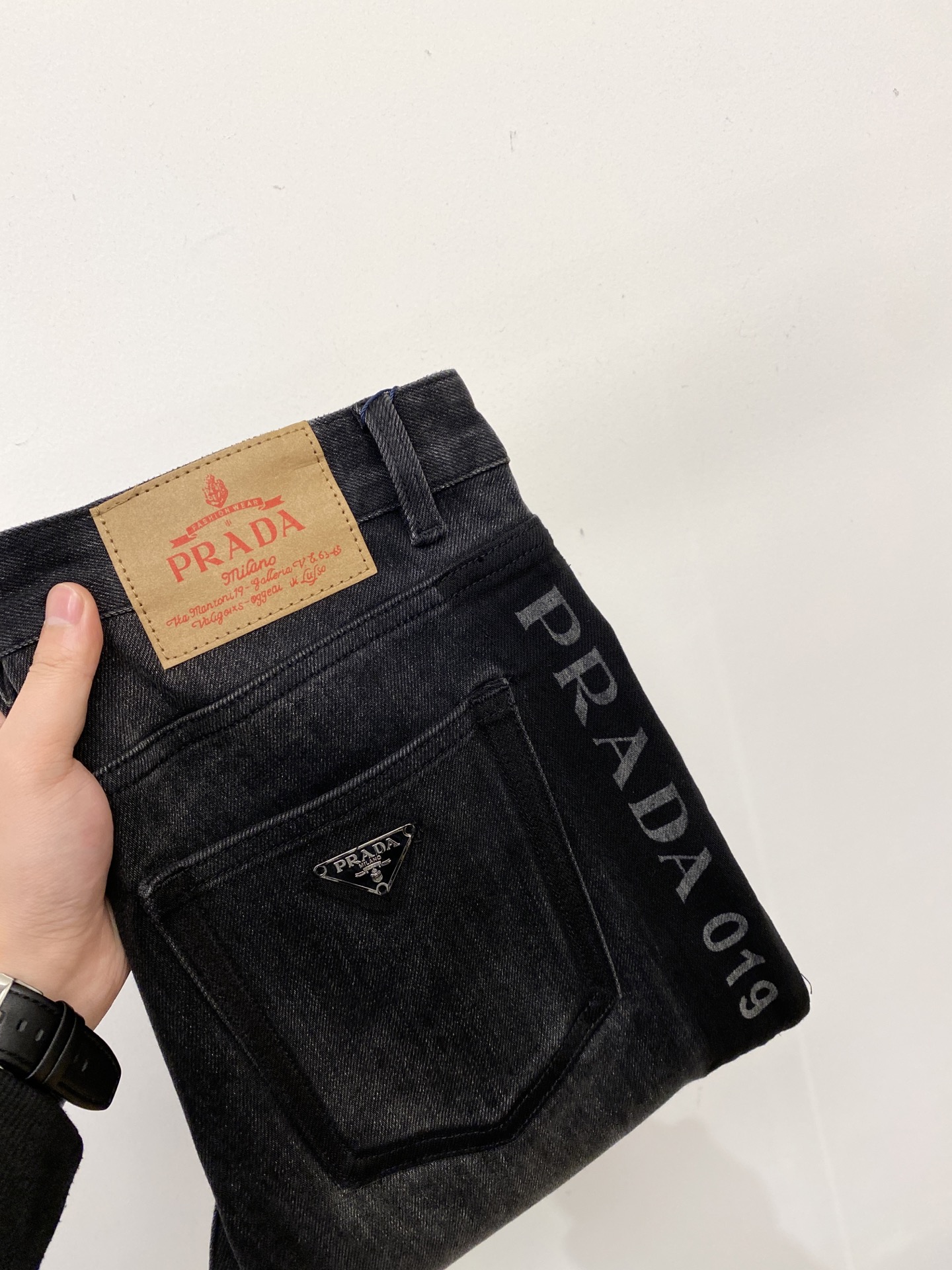 NO:624335,Prada, 2025 latest products, available at counters simultaneously, original goods, washed casual jeans, imported original washed stretch fabrics, comfortable and elastic, original hardware accessories decorated with logo, super correct shape, extremely high grade, counter quality, fashionable and stylish upper body, code number 29-36,, prada,jeans,alexander wang19860909普拉达、 2025最新品,专柜同步有售,原单狠货,水洗休闲牛仔裤,进口原版水洗弹力面料,舒适有弹性,原版五金辅料装饰logo,版型超正,档次极高,专柜品质,上身时尚有型,码数29-36,,prada,jeans,alexander wang,Men's clothing