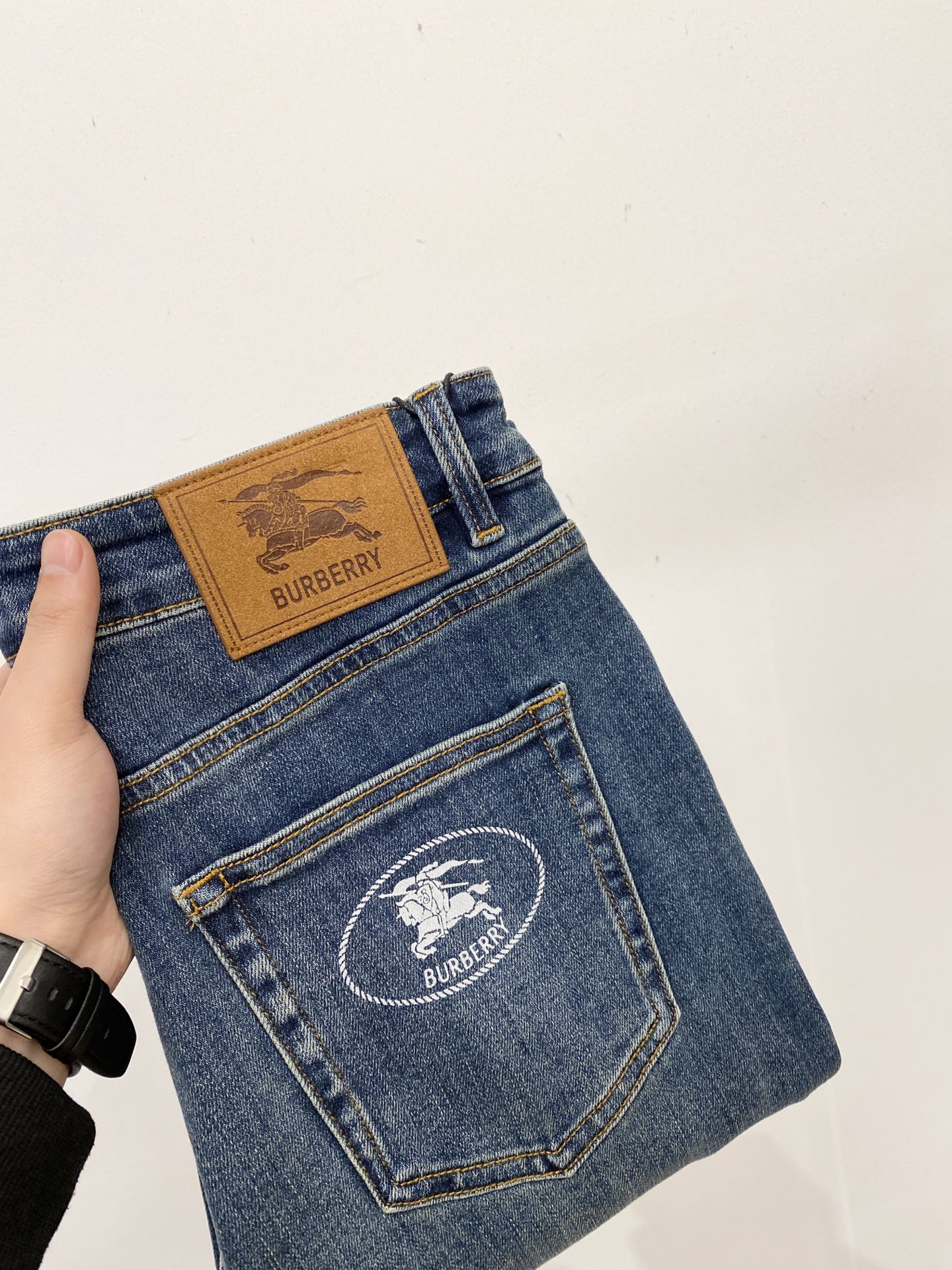 NO:624339,Burberry, 2025 latest products, available at counters simultaneously, original goods, washed casual jeans, imported original washed stretch fabrics, comfortable and elastic, original hardware accessories decorated with logo, super correct shape, extremely high grade, counter quality, fashionable and stylish upper body, code number 29-36,, burberry, jeans, alexander wang19860909巴宝莉、 2025最新品,专柜同步有售,原单狠货,水洗休闲牛仔裤,进口原版水洗弹力面料,舒适有弹性,原版五金辅料装饰logo,版型超正,档次极高,专柜品质,上身时尚有型,码数29-36,,burberry,jeans,alexander wang,Men's clothing