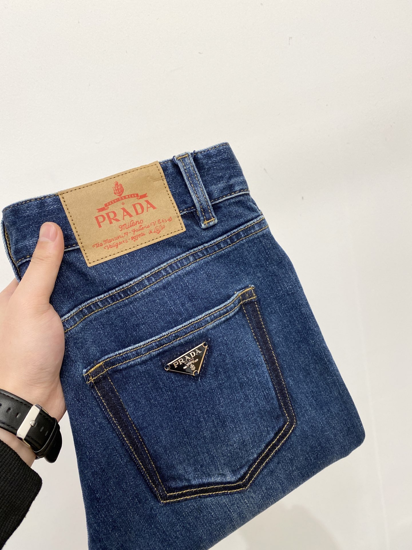 NO:624353,Prada, 2025 latest products, available at counters simultaneously, original goods, washed casual jeans, imported original washed stretch fabrics, comfortable and elastic, original hardware accessories decorated with logo, super correct shape, extremely high grade, counter quality, fashionable and stylish upper body, code number 29-36,, prada,jeans,alexander wang19860909普拉达、 2025最新品,专柜同步有售,原单狠货,水洗休闲牛仔裤,进口原版水洗弹力面料,舒适有弹性,原版五金辅料装饰logo,版型超正,档次极高,专柜品质,上身时尚有型,码数29-36,,prada,jeans,alexander wang,Men's clothing