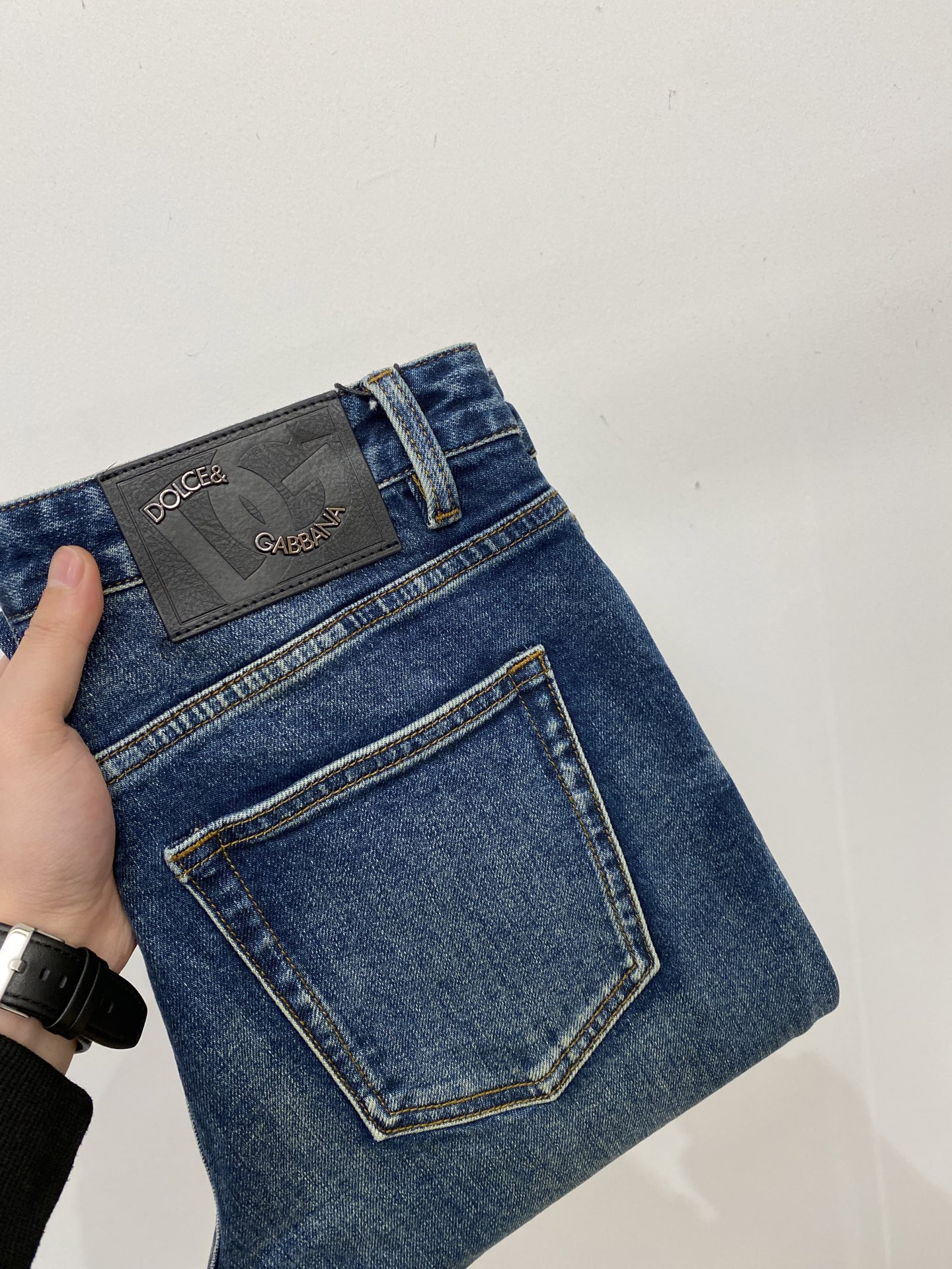 NO:624357,DG, 2025 latest products, available at counters simultaneously, original goods, washed casual jeans, imported original washed stretch fabrics, comfortable and elastic, original hardware accessories decorated with logo, super correct version, extremely high grade, counter quality, fashionable and stylish upper body, code number 29-36,, jeans, alexander wang19860909DG、 2025最新品,专柜同步有售,原单狠货,水洗休闲牛仔裤,进口原版水洗弹力面料,舒适有弹性,原版五金辅料装饰logo,版型超正,档次极高,专柜品质,上身时尚有型,码数29-36,,jeans,alexander wang,Men's clothing