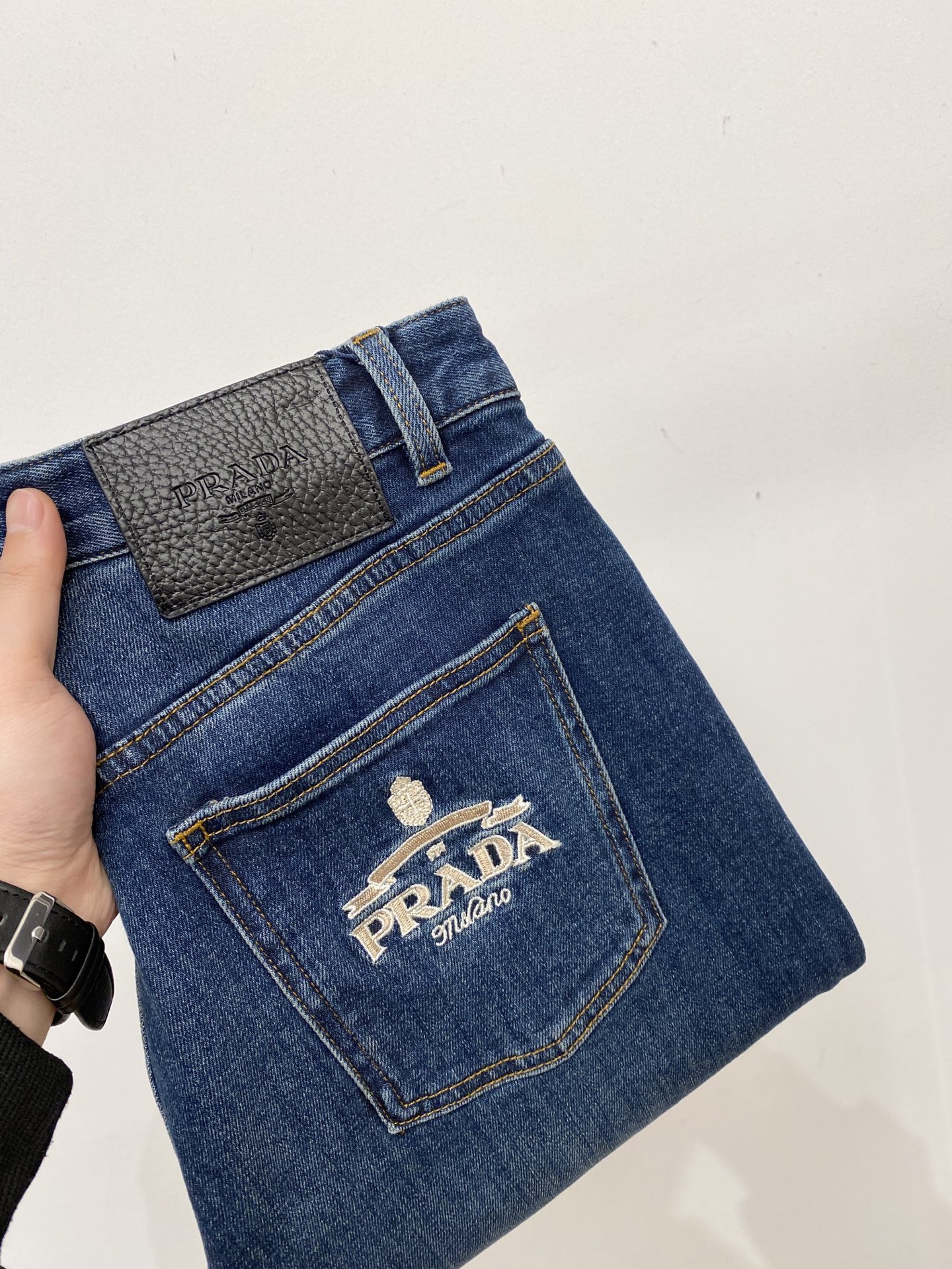 NO:624360,Prada, 2025 latest products, available at counters simultaneously, original goods, washed casual jeans, imported original washed stretch fabrics, comfortable and elastic, original hardware accessories decorated with logo, super correct shape, extremely high grade, counter quality, fashionable and stylish upper body, code number 29-36,, prada,jeans,alexander wang19860909普拉达、 2025最新品,专柜同步有售,原单狠货,水洗休闲牛仔裤,进口原版水洗弹力面料,舒适有弹性,原版五金辅料装饰logo,版型超正,档次极高,专柜品质,上身时尚有型,码数29-36,,prada,jeans,alexander wang,Men's clothing