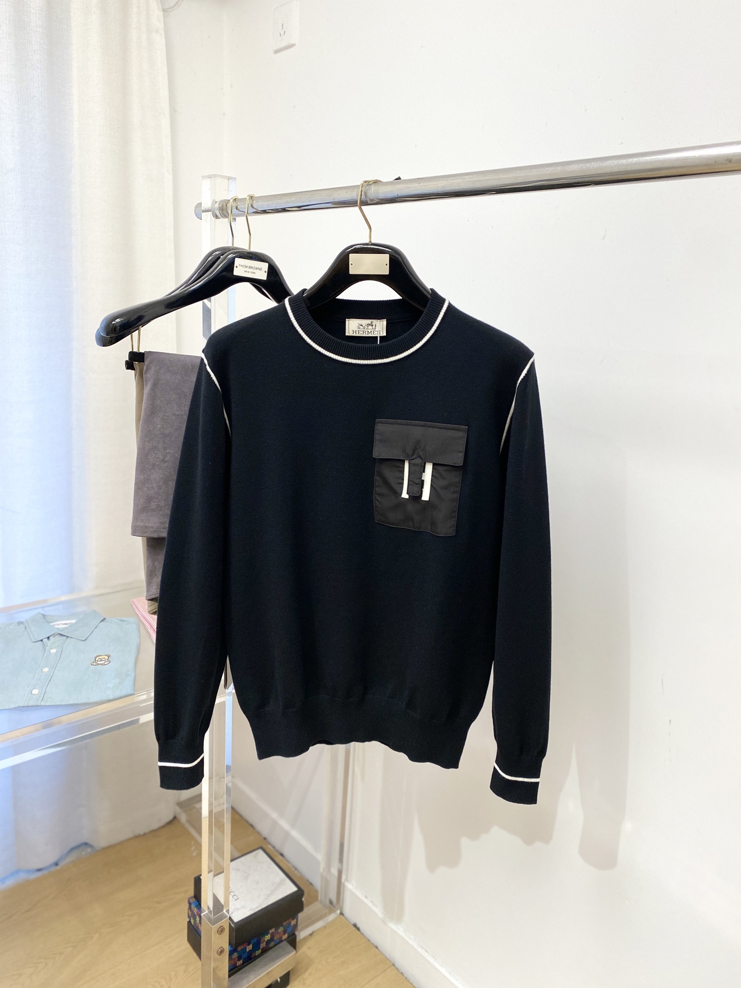 NO:624362,Hermes, 2025 new woolen sweater has a delicate and soft feel, which can be directly contacted with the skin, allowing the warm yarn to change into a delicate texture. The top-notch craftsmanship is very distinctive and colorful, and the style is simple, elegant and exquisite. The three-dimensional tailoring design makes the entire sweater upper body full of youthful vitality and vitality. It is recommended to be a must-have for autumn and winter. Sizes M-3XL, hermes, sweaters, alexander wang19860909爱马仕、2025新品羊毛衣 具有手感细腻柔软,可直接与肌肤接触,让暖心的纱线变化出细腻的质感,顶级工艺极具特色出彩,款式简约大方精美 立体剪裁的版型设计,让整款毛衣上身尽显青春活力和朝气,推荐款秋冬季穿搭必备.尺码M-3XL,,hermes,sweaters,alexander wang,Men's clothing