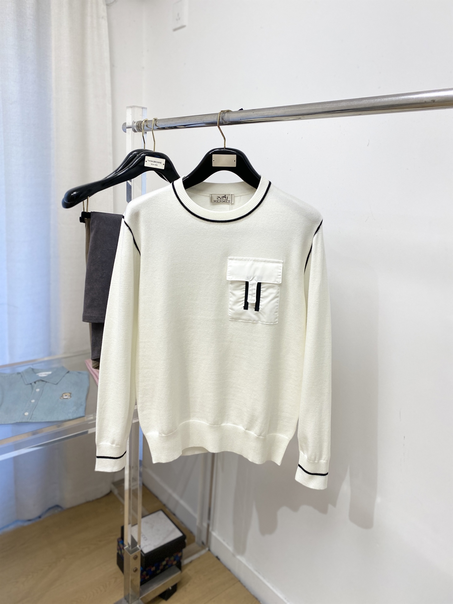 NO:624359,Hermes, 2025 new woolen sweater has a delicate and soft feel, which can be directly contacted with the skin, allowing the warm yarn to change into a delicate texture. The top-notch craftsmanship is very distinctive and colorful, and the style is simple, elegant and exquisite. The three-dimensional tailoring design makes the entire sweater upper body full of youthful vitality and vitality. It is recommended to be a must-have for autumn and winter. Sizes M-3XL, hermes, sweaters, alexander wang19860909爱马仕、2025新品羊毛衣 具有手感细腻柔软,可直接与肌肤接触,让暖心的纱线变化出细腻的质感,顶级工艺极具特色出彩,款式简约大方精美 立体剪裁的版型设计,让整款毛衣上身尽显青春活力和朝气,推荐款秋冬季穿搭必备.尺码M-3XL,,hermes,sweaters,alexander wang,Men's clothing