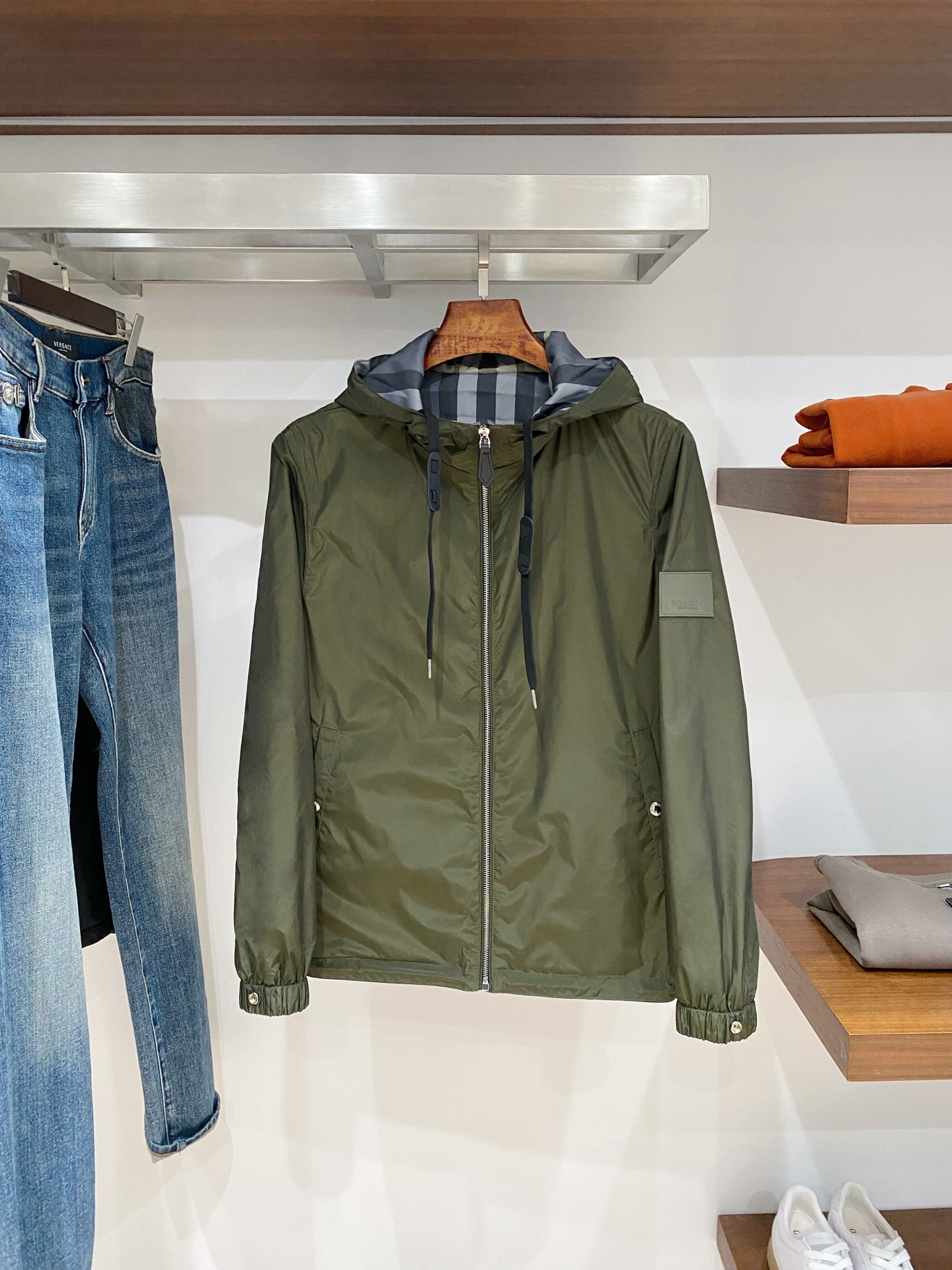 NO:624391,Burberry, 2025 new reversible jacket, fashionable and handsome, simple and versatile, embroidered cuffs with letter logo, customized original fabric, not only stiff and maintain the trendy silhouette, but also comfortable to wear, the yarn is more delicate, size M-3XL, buy now,,burberry,jackets & coats,jackets & coats,alexander wang19860909巴宝莉、2025新品双面穿夹克外套,时尚帅气,简约百搭款,袖口刺绣装饰字母logo,定制原版面料,不仅挺括,保持潮流的廓形,又穿着舒适,纱织更细腻,码数M-3XL 立即抢购,,burberry,jackets & coats,jackets & coats,alexander wang,Men's clothing