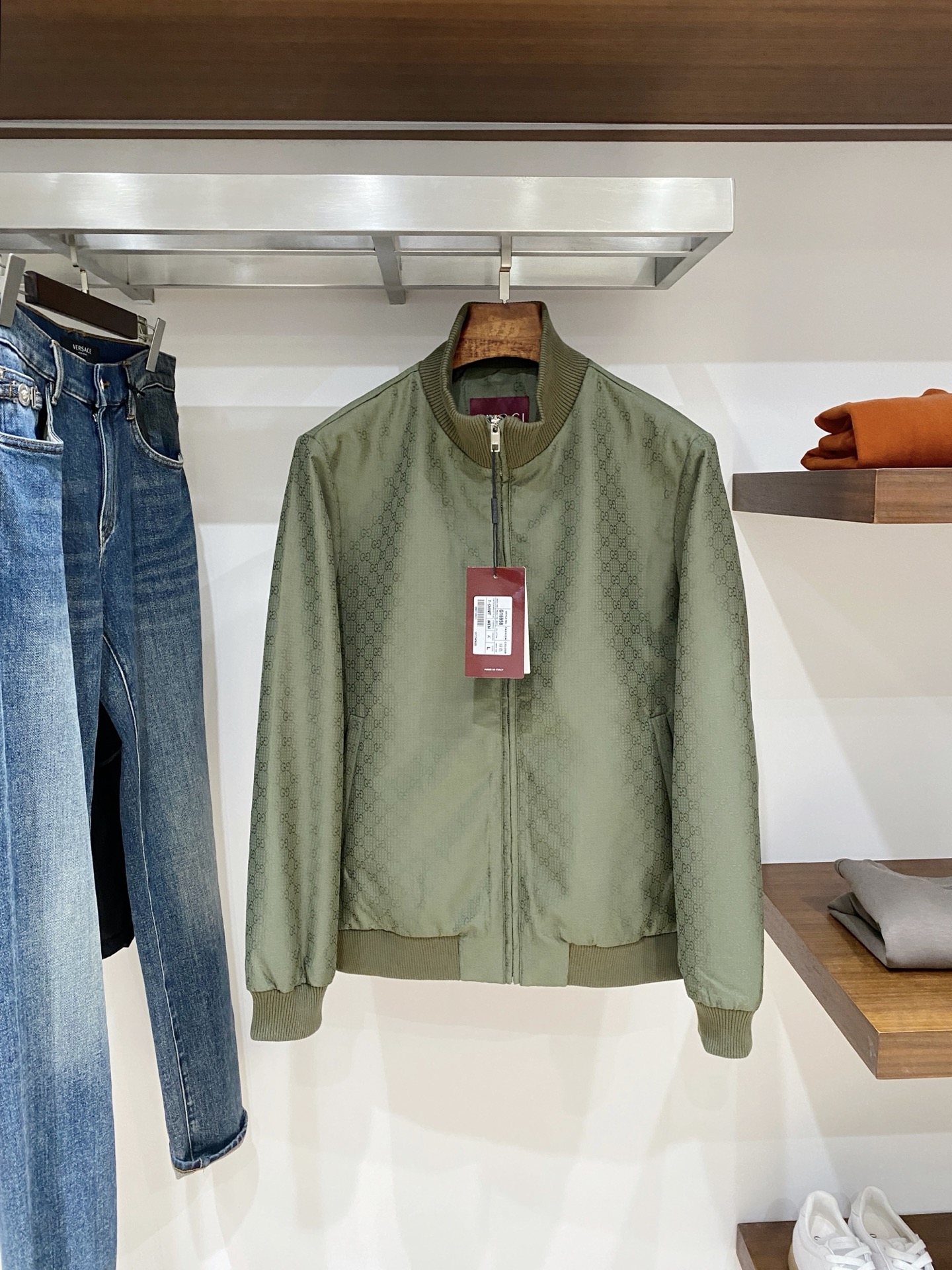 NO:624397,Gucci, 2025 new jackets, fashionable and handsome, simple and versatile, top-notch digitally positioned custom-woven letter logo, customized original fabric, not only crisp, maintaining the trendy silhouette, but also comfortable to wear, more delicate yarn weaving, size M-3XL, buy now,,jackets & coats,jackets & coats,alexander wang19860909古奇、2025新品夹克外套,时尚帅气,简约百搭款,顶级数码定位定织字母logo,定制原版面料,不仅挺括,保持潮流的廓形,又穿着舒适,纱织更细腻,码数M-3XL 立即抢购,,jackets & coats,jackets & coats,alexander wang,Men's clothing