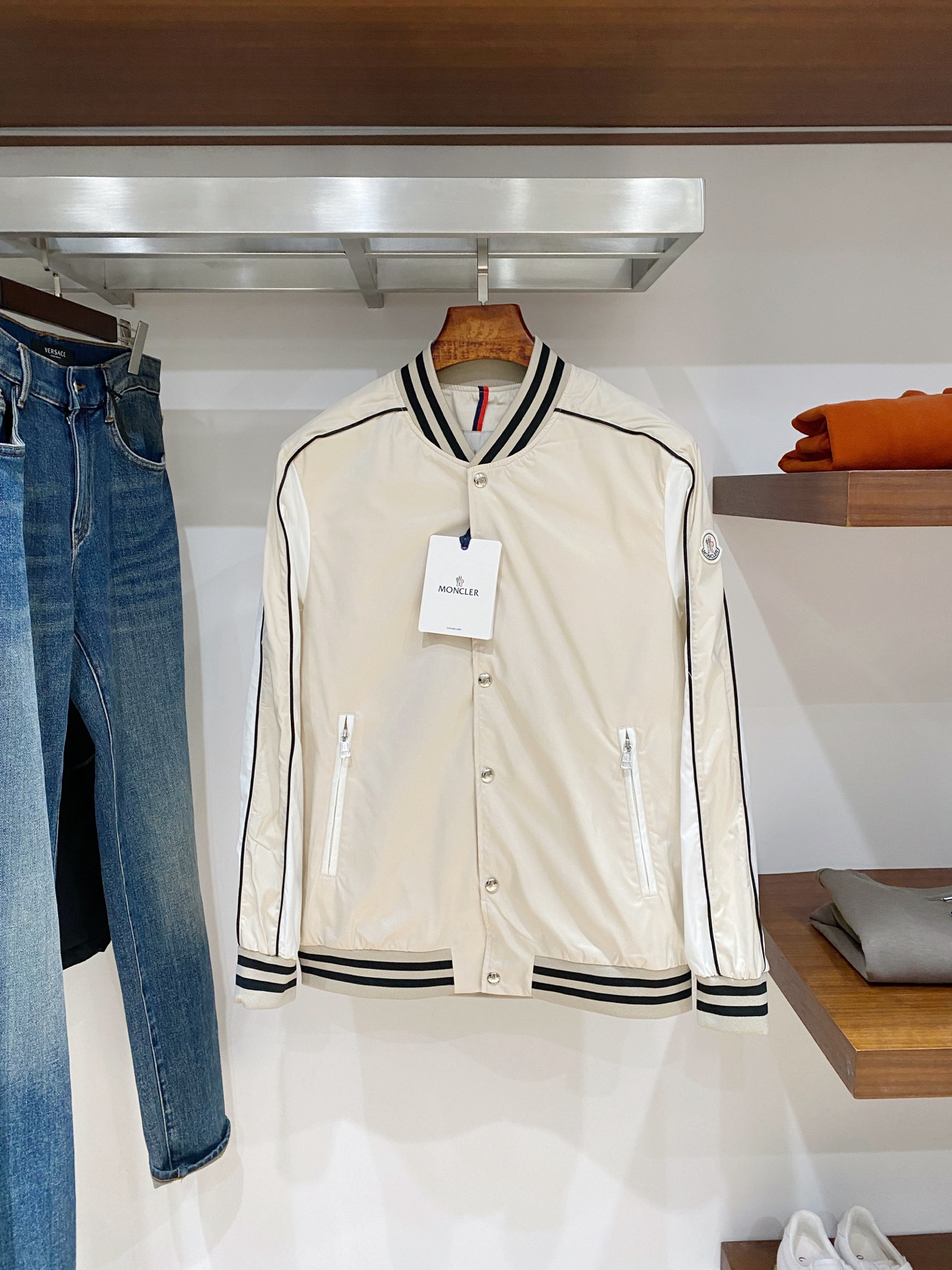 NO:624403,Moncler, 2025 new jacket jacket, fashionable and handsome, simple and versatile, cuffs embroidered with decorative pattern logo, customized original fabric, not only stiff, maintaining the trendy silhouette, but also comfortable to wear, more delicate yarn weaving, size M-3XL, buy now,,Moncler,jackets & coats,jackets & coats,alexander wang19860909蒙口、2025新品夹克外套,时尚帅气,简约百搭款,袖口刺绣装饰图案logo,定制原版面料,不仅挺括,保持潮流的廓形,又穿着舒适,纱织更细腻,码数M-3XL 立即抢购,,Moncler,jackets & coats,jackets & coats,alexander wang,Men's clothing