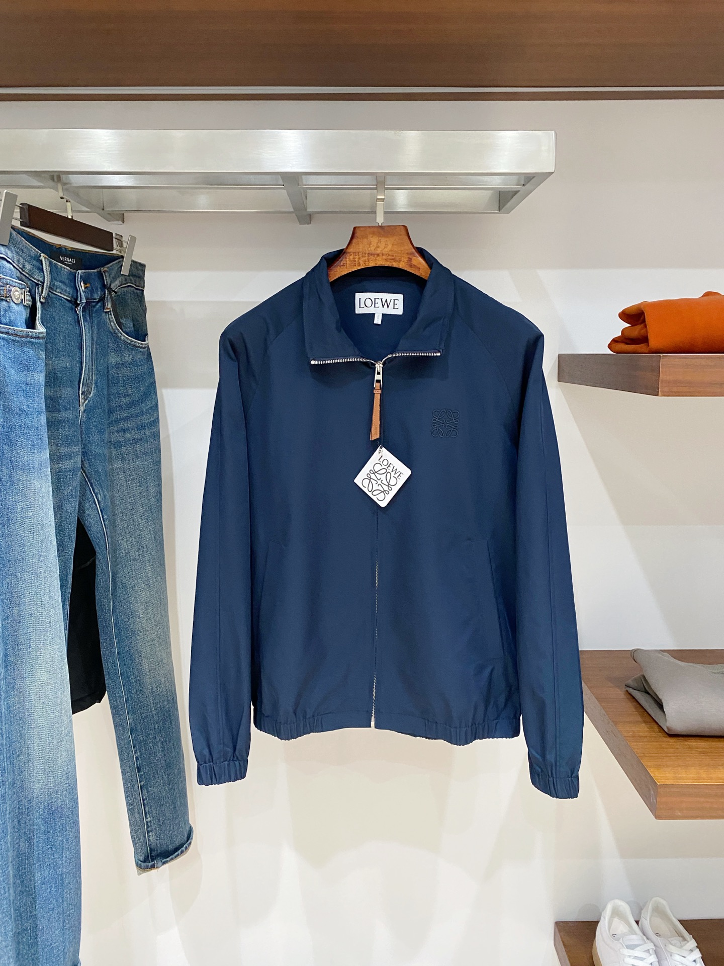 NO:624409,Loewe, 2025 new jacket, fashionable and handsome, simple and versatile, with exquisite embroidered logo on the chest, customized original fabric, not only stiff and keeping the trendy silhouette, but also comfortable to wear, the yarn is more delicate, size M-3XL, buy now,,loewe,jackets & coats,jackets & coats,alexander wang19860909罗意威、2025新品夹克外套,时尚帅气,简约百搭款,胸前精致刺绣图案logo,定制原版面料,不仅挺括,保持潮流的廓形,又穿着舒适,纱织更细腻,码数M-3XL 立即抢购,,loewe,jackets & coats,jackets & coats,alexander wang,Men's clothing