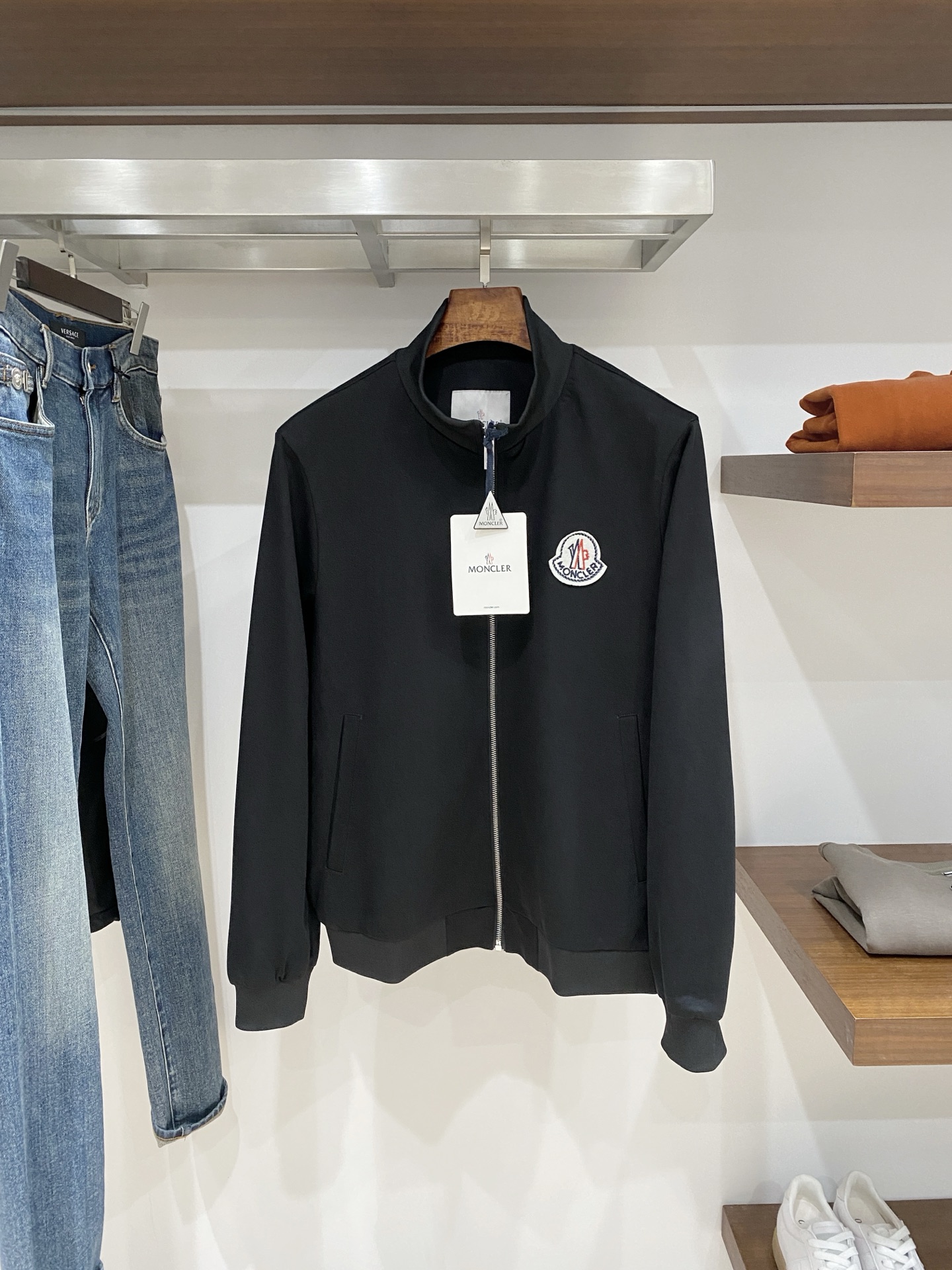 NO:624375,Moncler, 2025 new jacket jacket, fashionable and handsome, simple and versatile, embroidered logo on the chest, customized original fabric, not only stiff and keeping the trendy silhouette, but also comfortable to wear, more delicate yarn weaving, size M-3XL, buy now,,Moncler,jackets & coats,jackets & coats,alexander wang19860909蒙口、2025新品夹克外套,时尚帅气,简约百搭款,胸前刺绣装饰图案logo,定制原版面料,不仅挺括,保持潮流的廓形,又穿着舒适,纱织更细腻,码数M-3XL 立即抢购,,Moncler,jackets & coats,jackets & coats,alexander wang,Men's clothing