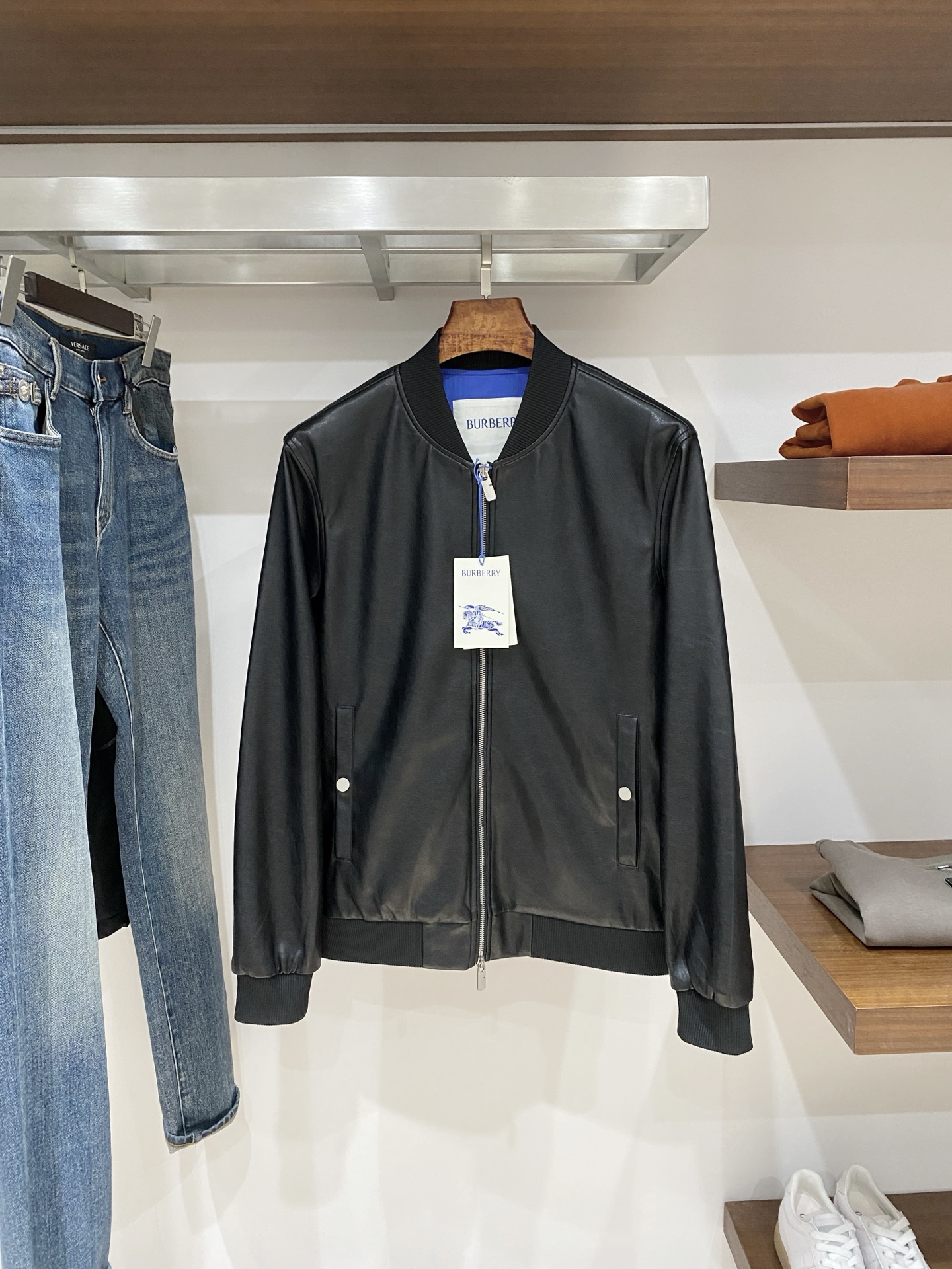 NO:624370,Burberry, 2025 new jackets, fashionable and handsome, simple and versatile, original hardware logo, customized original fabrics, not only crisp and trendy silhouette, but also comfortable to wear, more delicate yarn weaving, size M-3XL, buy now,,burberry,jackets & coats,jackets & coats,alexander wang19860909巴宝莉、2025新品夹克外套,时尚帅气,简约百搭款,原版五金辅料logo,定制原版面料,不仅挺括,保持潮流的廓形,又穿着舒适,纱织更细腻,码数M-3XL 立即抢购,,burberry,jackets & coats,jackets & coats,alexander wang,Men's clothing