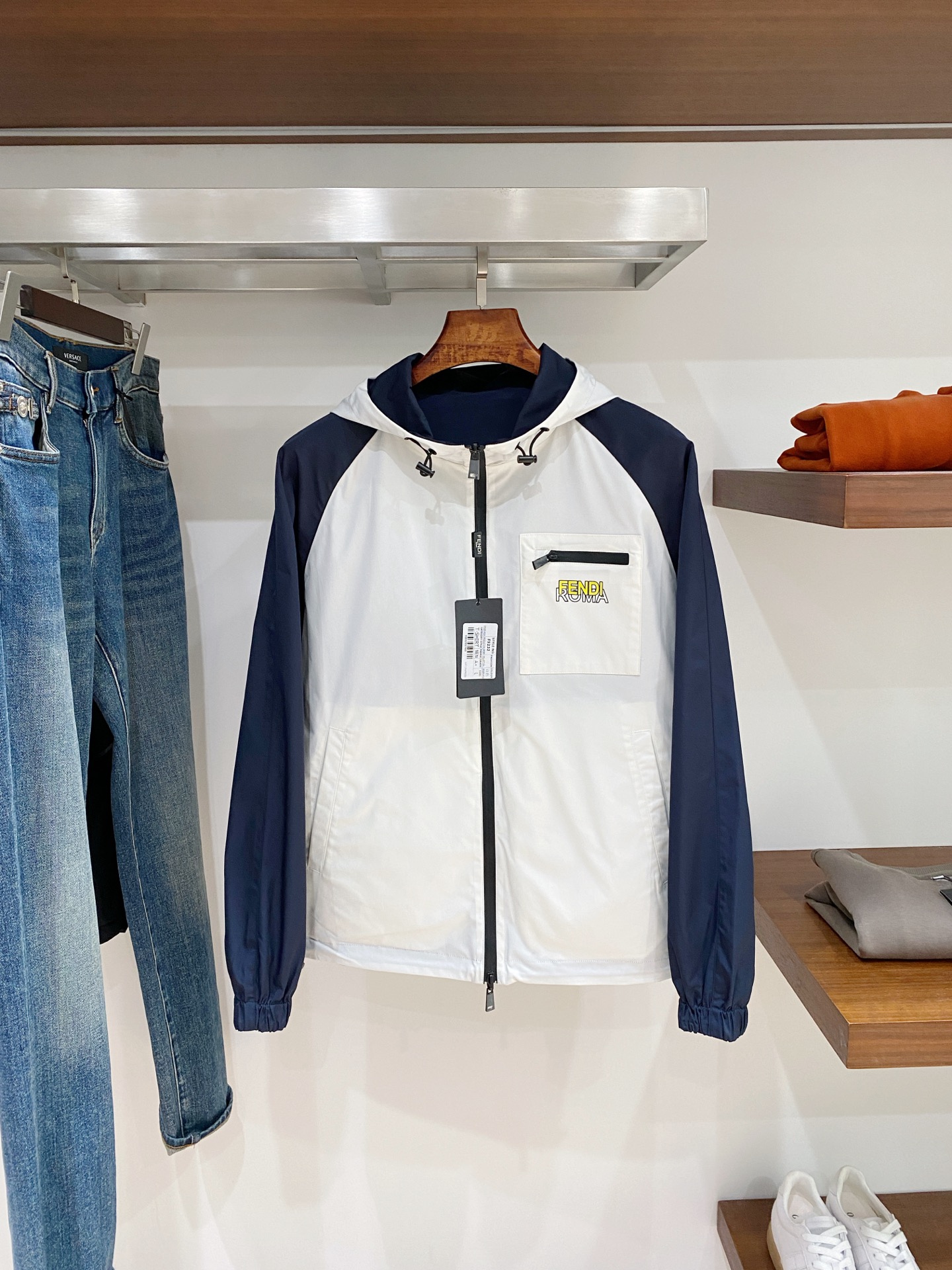 NO:624421,Fendi, 2025 new product, reversible jacket, fashionable and handsome, simple and versatile, top-notch printed letter logo on the chest, customized original fabric, not only stiff, maintaining the trendy silhouette, but also comfortable to wear, the yarn is more delicate, size M-3XL, buy now,,fendi,jackets & coats,jackets & coats,alexander wang19860909芬迪、2025新品双面穿夹克外套,时尚帅气,简约百搭款,胸前顶级印花字母logo,定制原版面料,不仅挺括,保持潮流的廓形,又穿着舒适,纱织更细腻,码数M-3XL 立即抢购,,fendi,jackets & coats,jackets & coats,alexander wang,Men's clothing