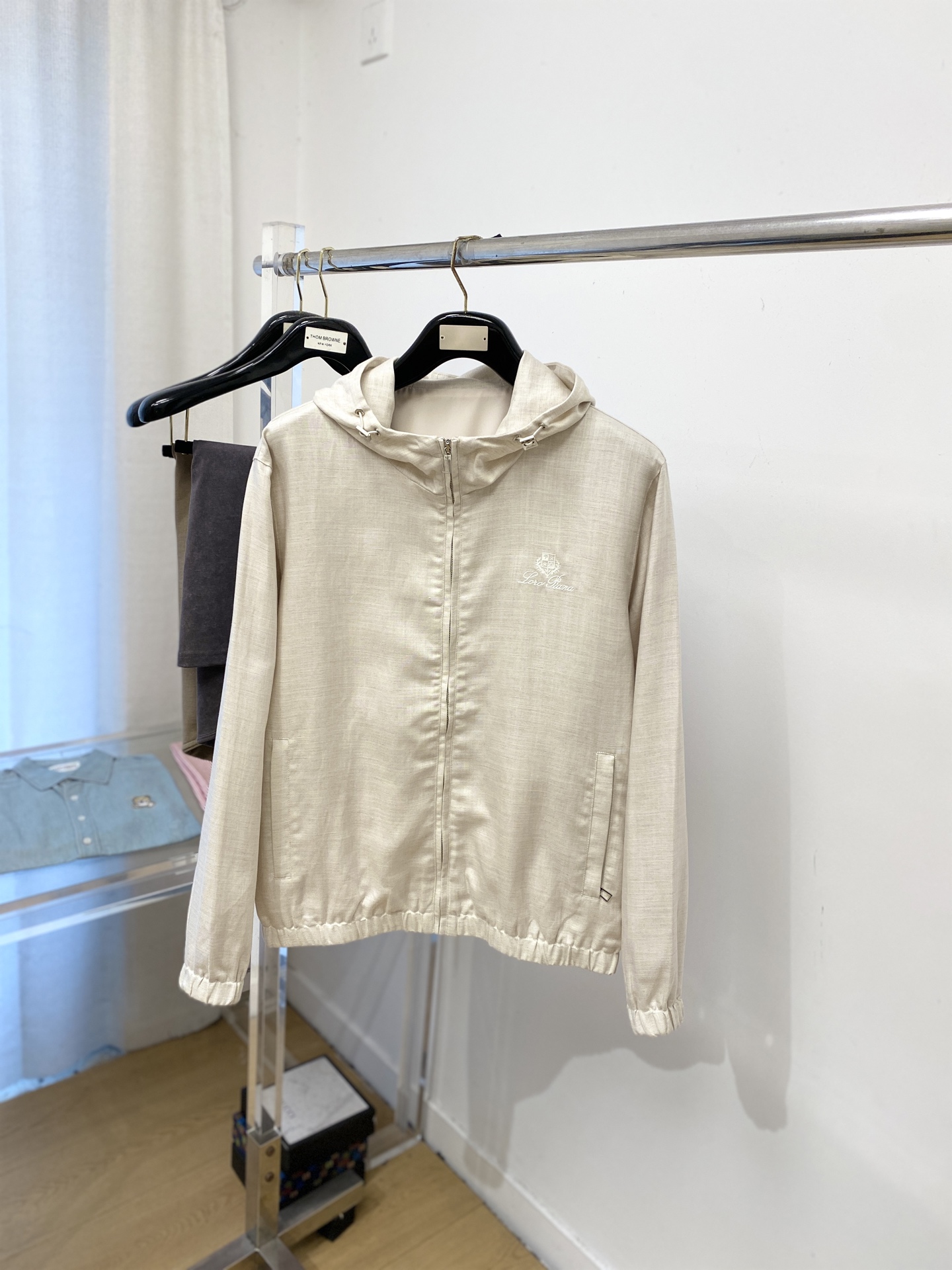 NO:627262,LP, 2025 new jacket jacket, fashionable and handsome, simple and versatile, exquisite embroidery pattern letter logo on the chest, customized original fabric, not only crisp and trendy silhouette, but also comfortable to wear, more delicate yarn weaving, size M-3XL,,loro piana,jackets & coats,jackets & coats,alexander wang19860909LP、2025新品夹克外套,时尚帅气,简约百搭款,胸前精致刺绣图案字母logo,定制原版面料,不仅挺括,保持潮流的廓形,又穿着舒适,纱织更细腻,码数M-3XL,,loro piana,jackets & coats,jackets & coats,alexander wang,Men's clothing