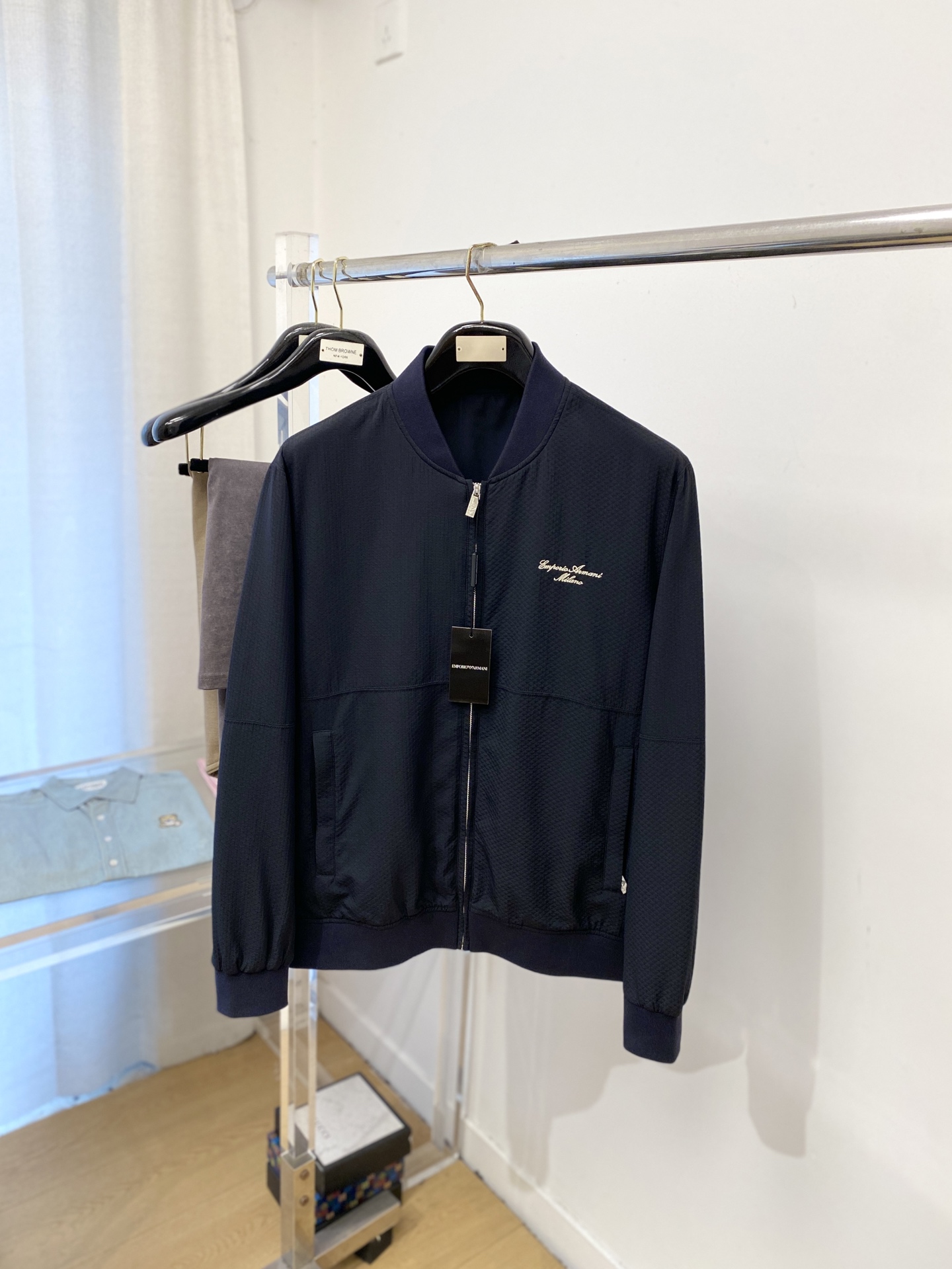 NO:627270,Armani, 2025 new jacket jacket, fashionable and handsome, simple and versatile, exquisite embroidered letter logo on the chest, customized original fabric, not only stiff, maintaining the trendy silhouette, but also comfortable to wear, the yarn is more delicate, size M-3XL,,armani,jackets & coats,jackets & coats,alexander wang19860909阿玛尼、2025新品夹克外套,时尚帅气,简约百搭款,胸前精致刺绣字母logo,定制原版面料,不仅挺括,保持潮流的廓形,又穿着舒适,纱织更细腻,码数M-3XL,,armani,jackets & coats,jackets & coats,alexander wang,Men's clothing